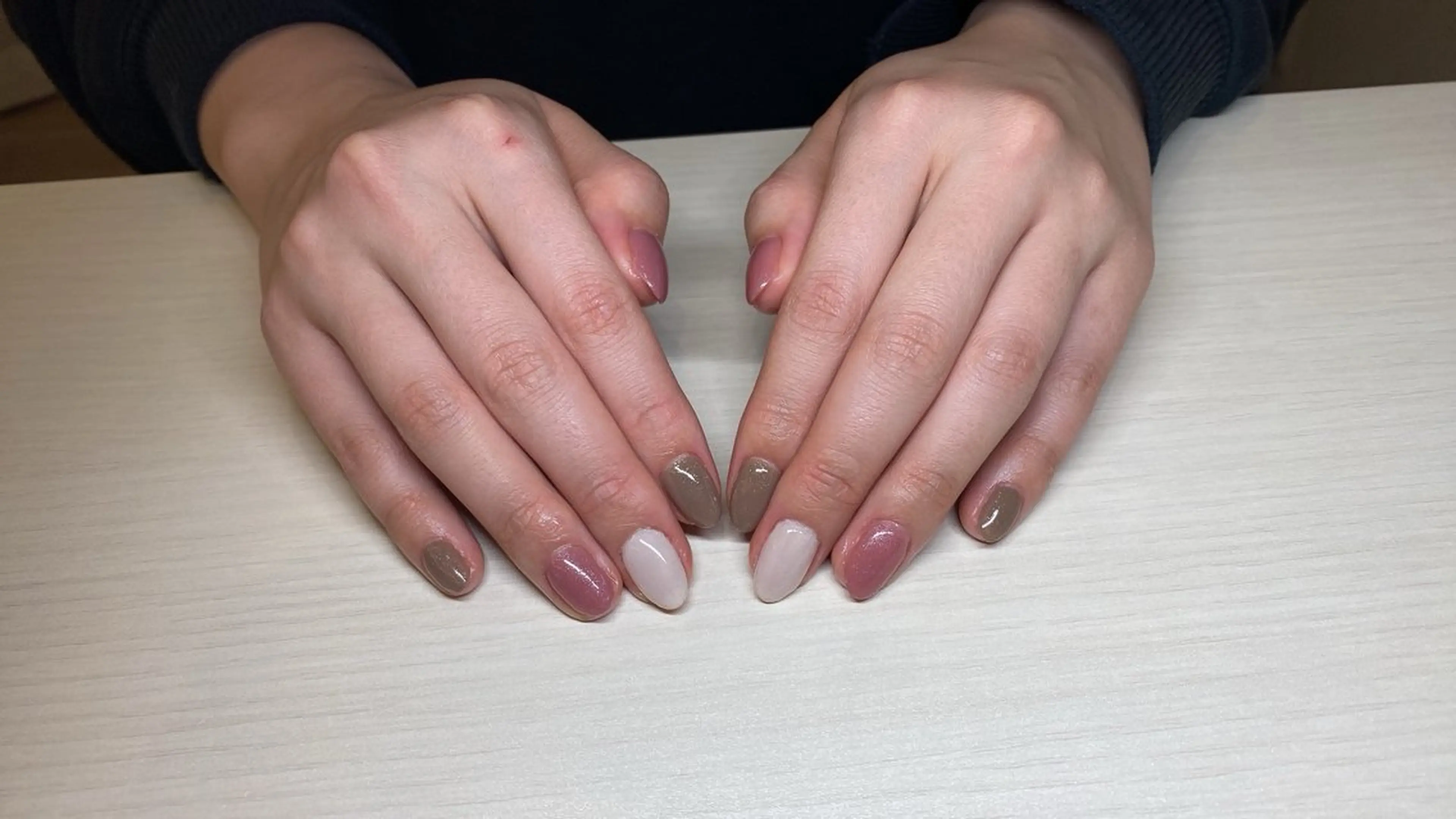 ネイル ラメ(グリッター) ワンカラーネイル ピンク バレンタイン ホワイト 齋藤 優花のネイルデザイン