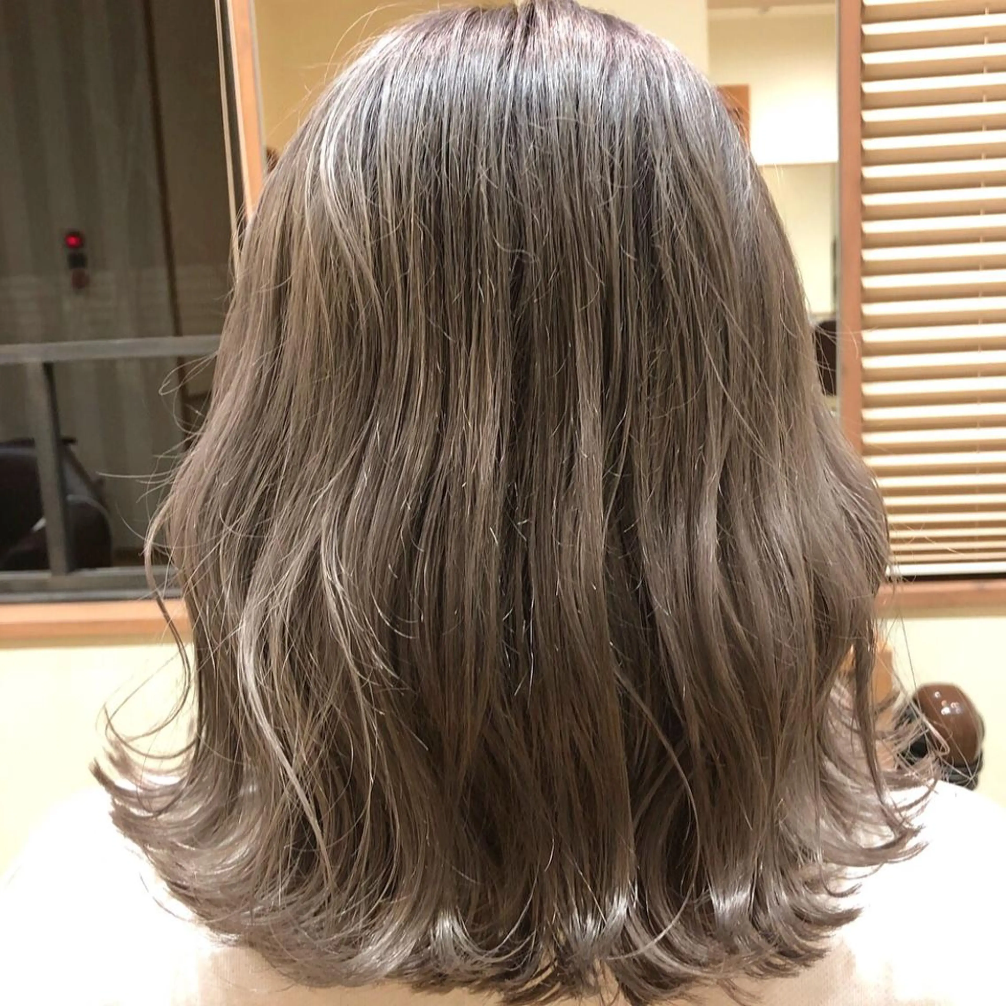 セミロング カラー ブリーチ グレージュ 大石 陽菜のヘアスタイル
