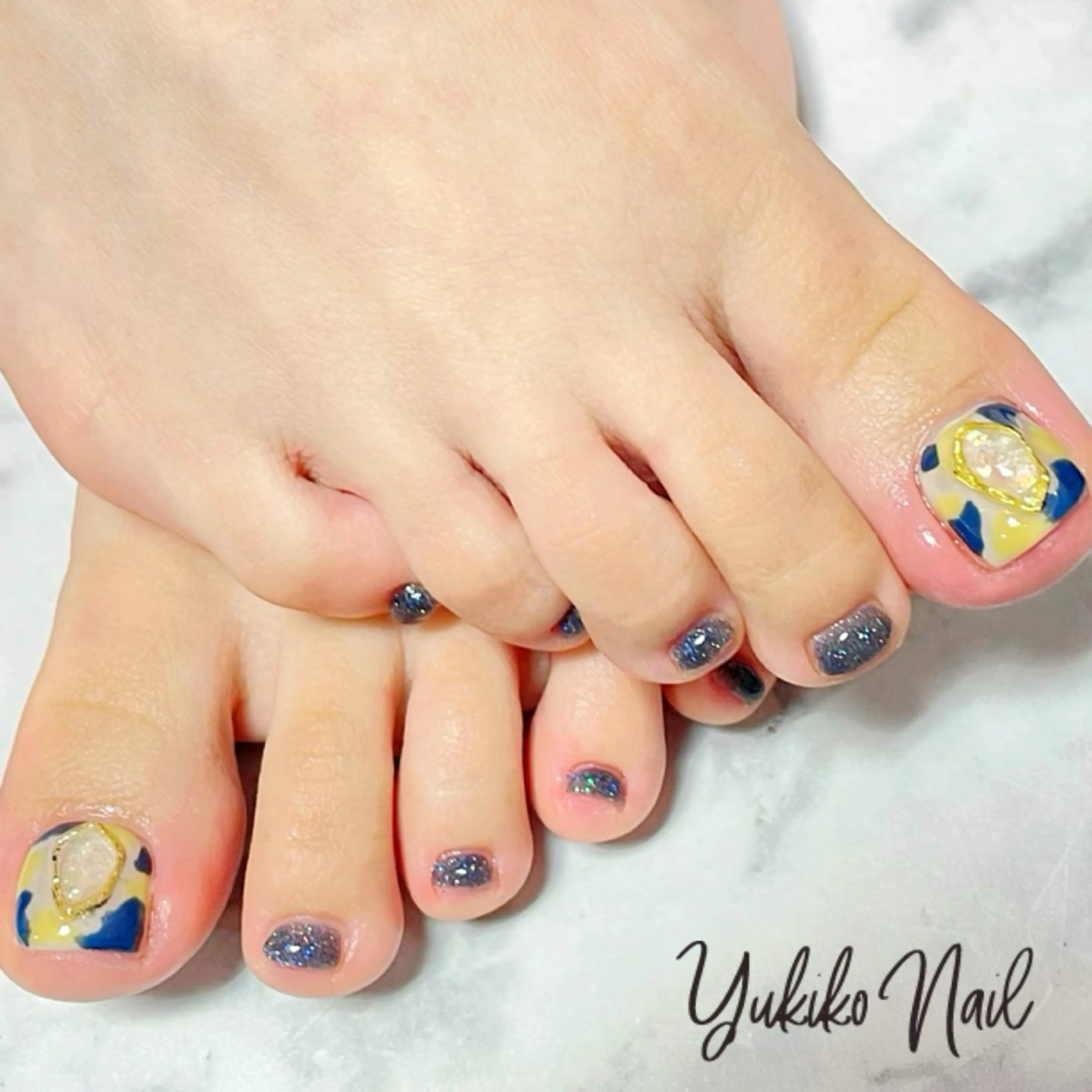 ネイル アートネイル フットネイル ネイビー ニュアンスネイル 黄色 フットネイル ユキコ ネイルのネイルデザイン