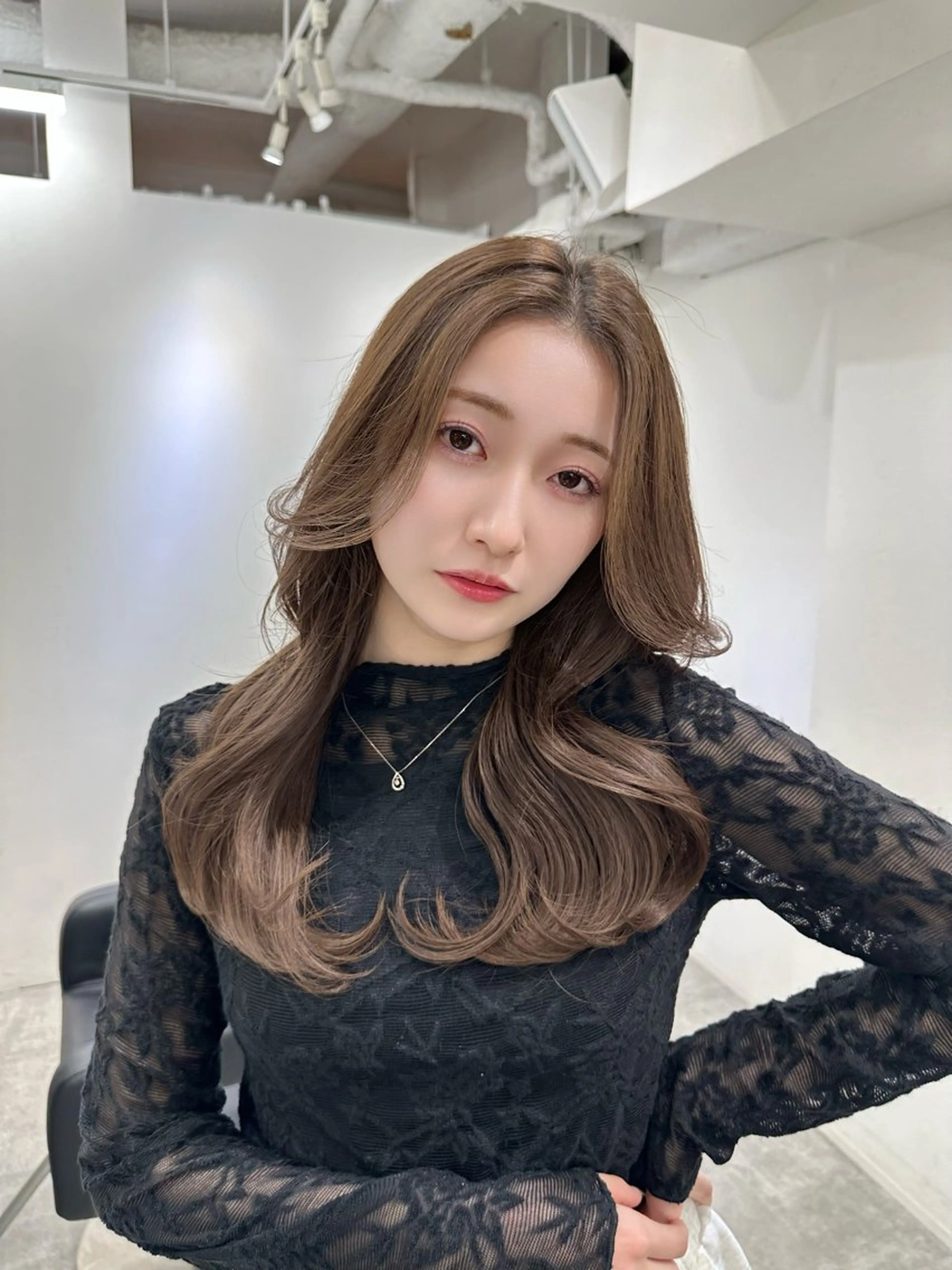 セミロング カラー カット トリートメント ヘッドスパ 艶髪レイヤー顔周り グレージュ添田晃基のヘアスタイル