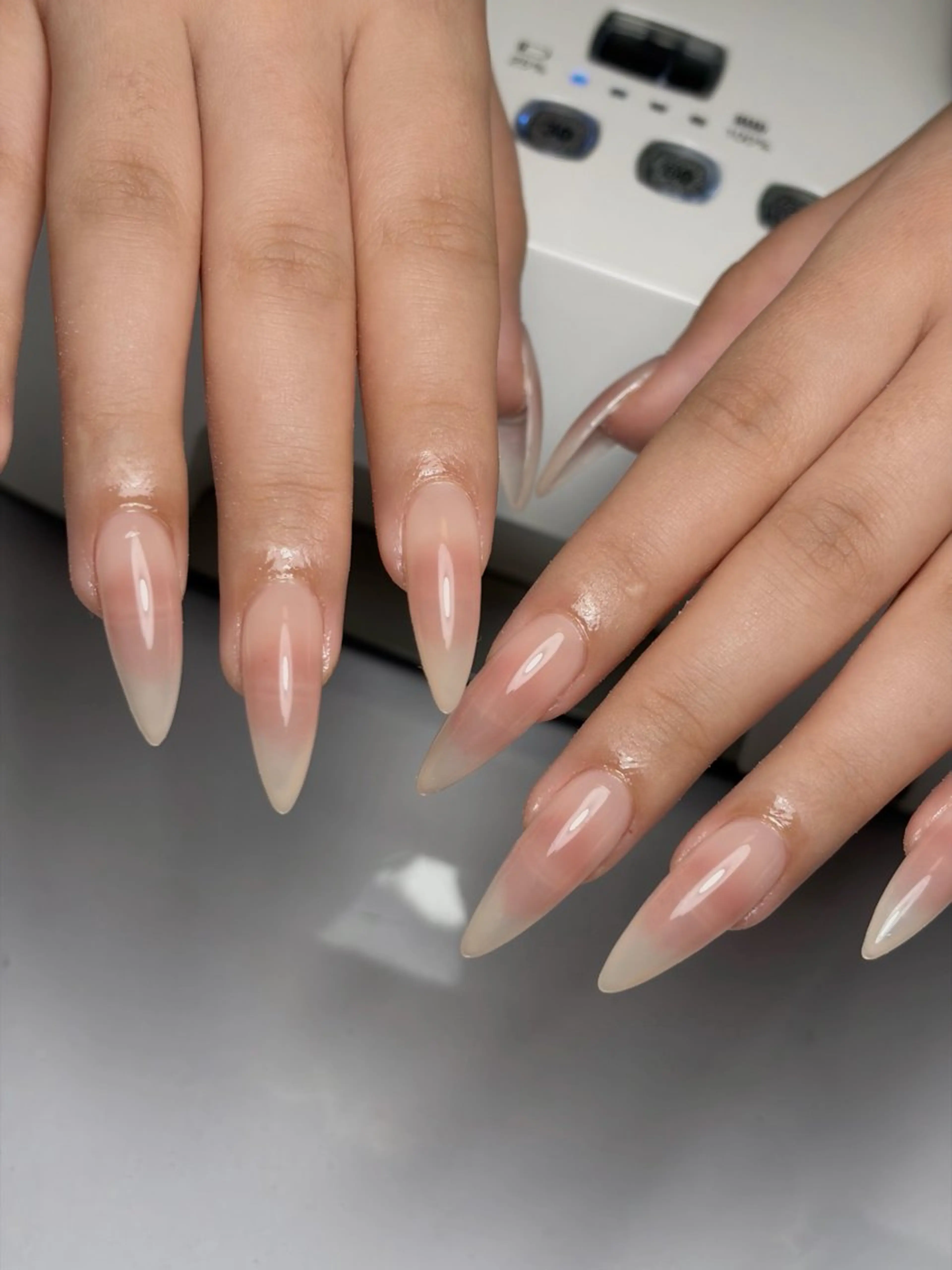 セミロング helena スタッフのネイルデザイン