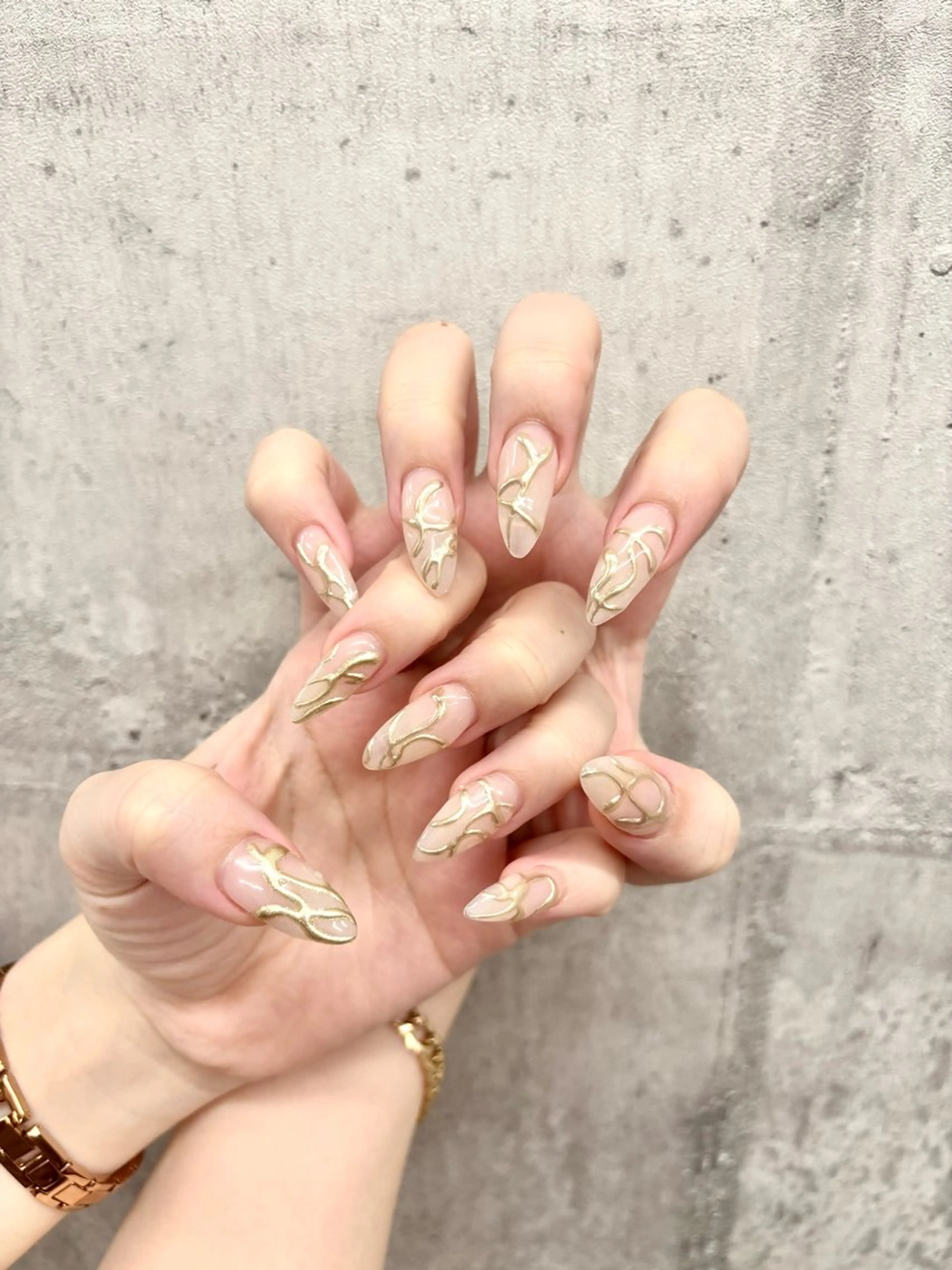 ネイル ゴールド ニュアンスネイル ハンドネイル WOLTOKYO 🦋shizukuのネイルデザイン