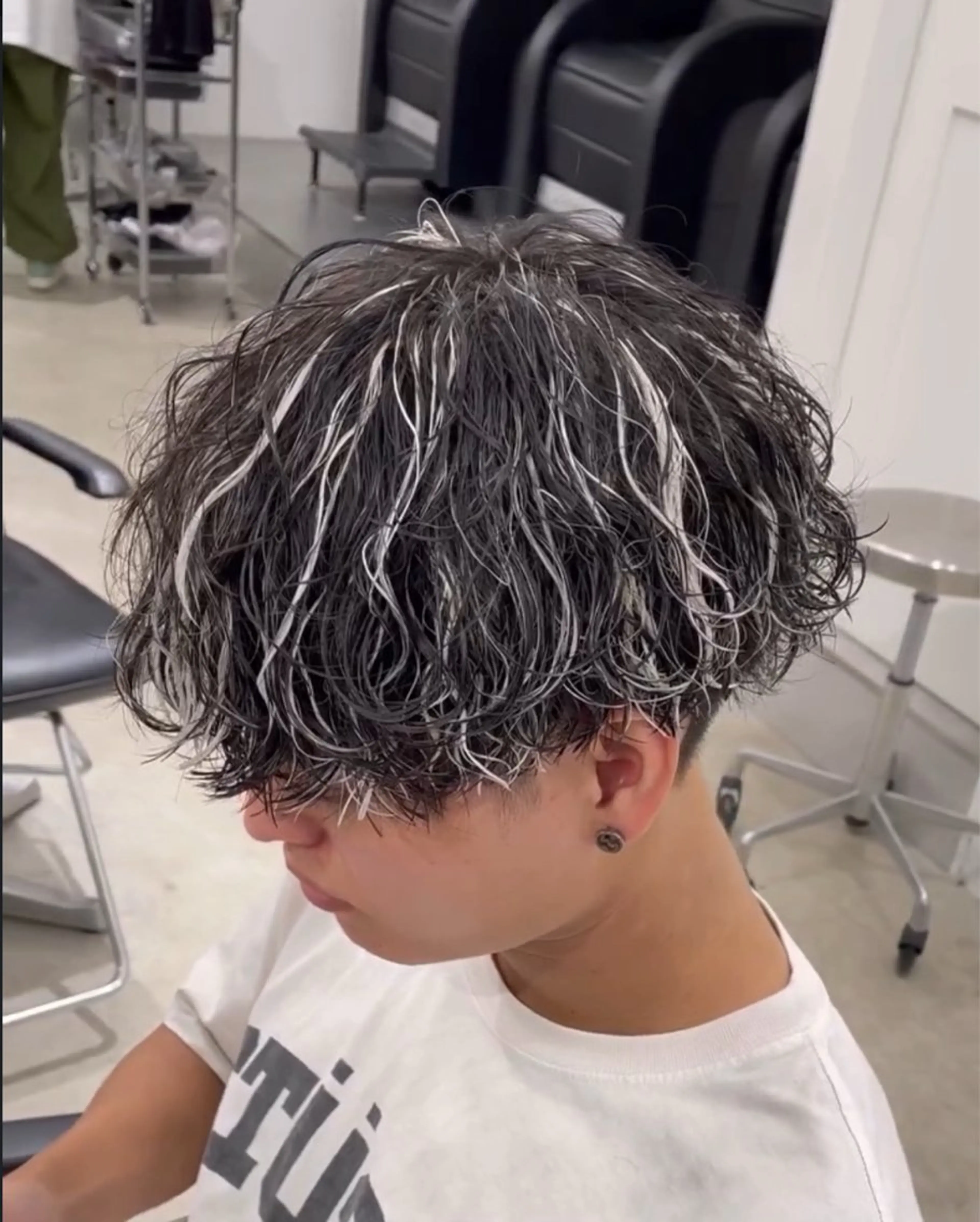 ショート カラー パーマ メンズ キッズ メンズハイライト メンズパーマ 波巻きパーマ ハイライトカラー ハイライト 栄💗メンズパーマ｜ ハイトーン｜haruのヘアスタイル