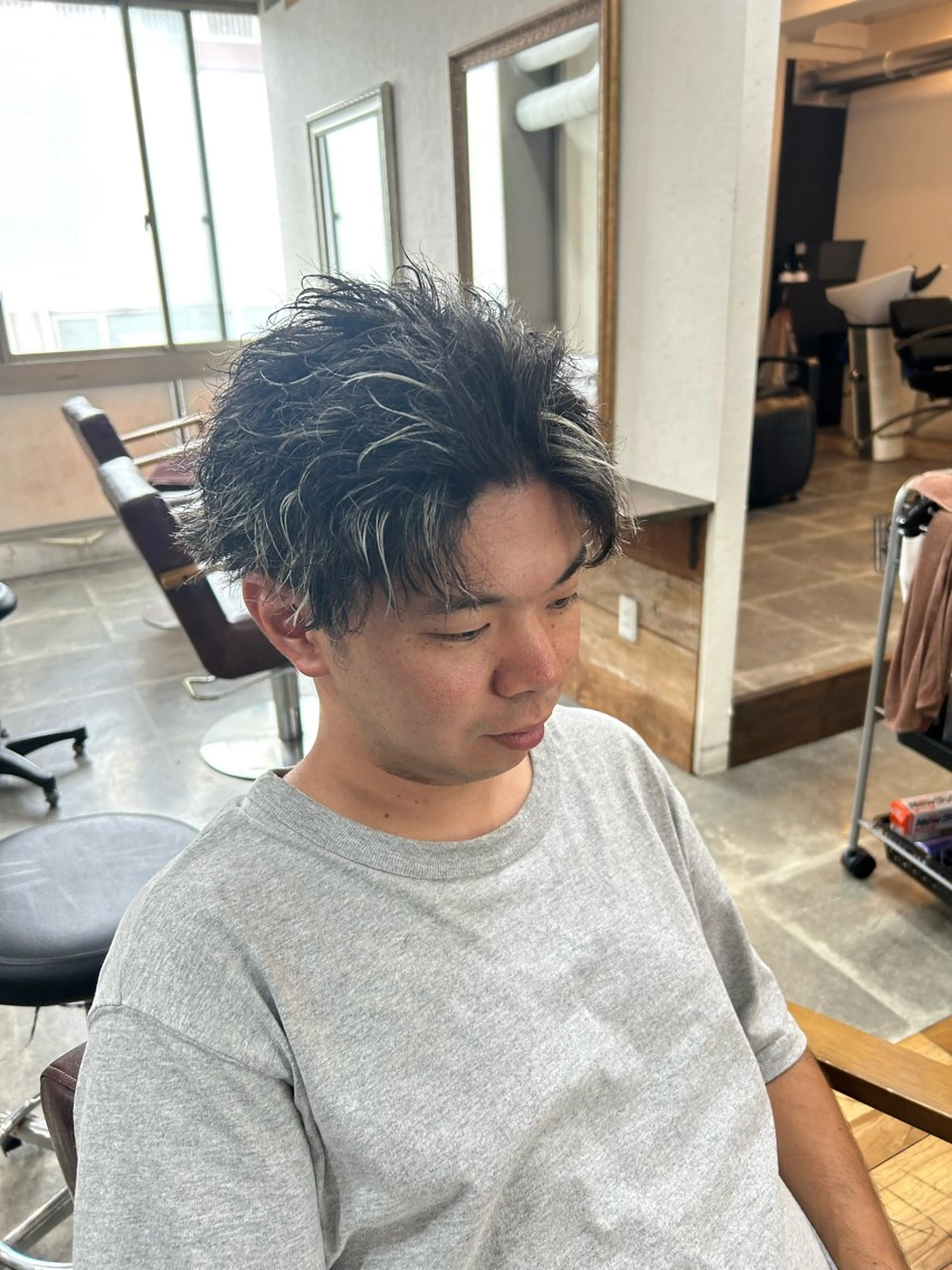 ショート カラー パーマ メンズ メンズブリーチ フェザーパーマ メンズハイライト メンズインナーカラー メンズメッシュ カット ヘアカラー パーマ CECIL hair なんば店所属・メンズパーマ 艶髪☆店長☆有馬のヘアスタイル