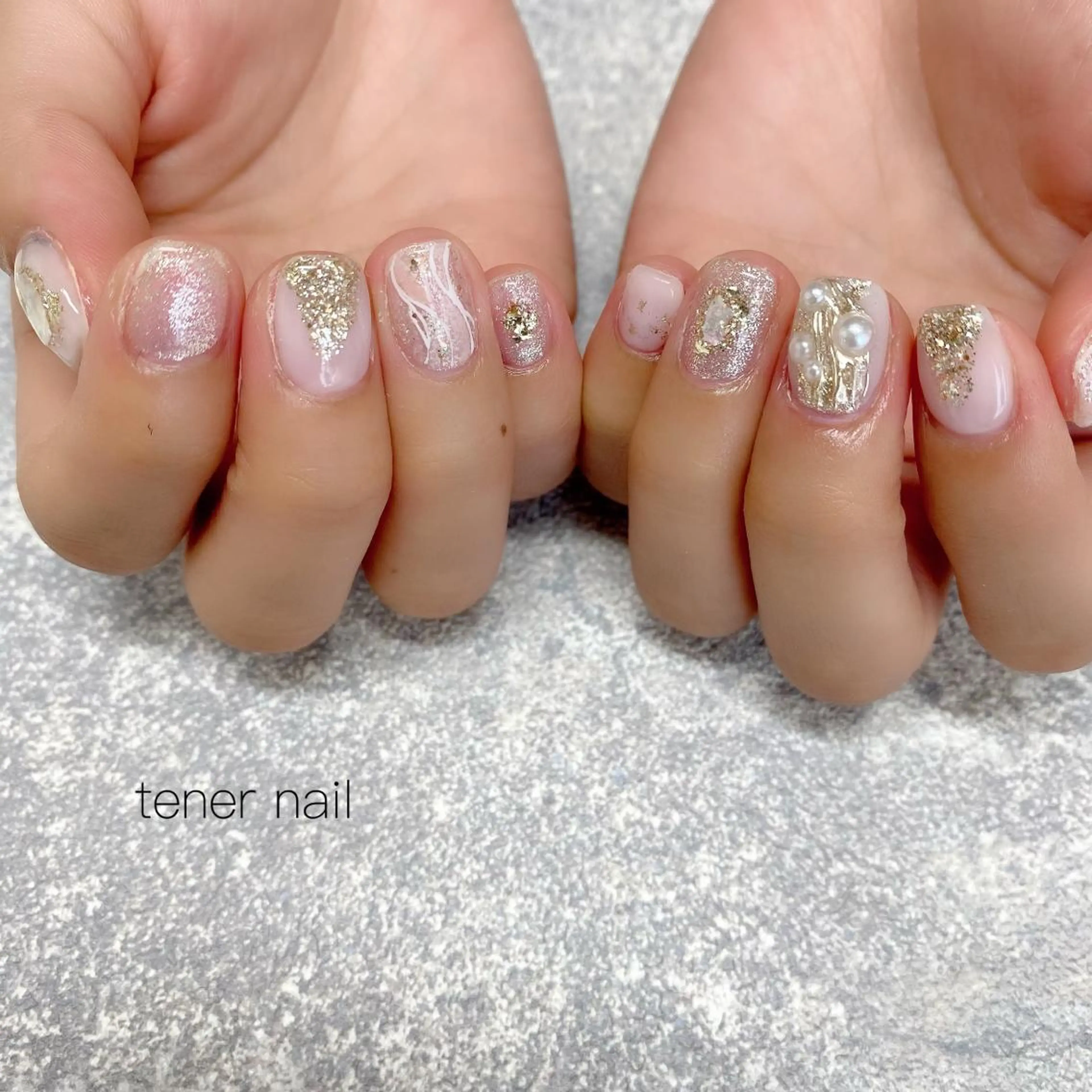 ネイル ゴールド キラキラネイル ニュアンスネイル tener  nail  テネルネイル所属・テネルネイル tener nailのネイルデザイン
