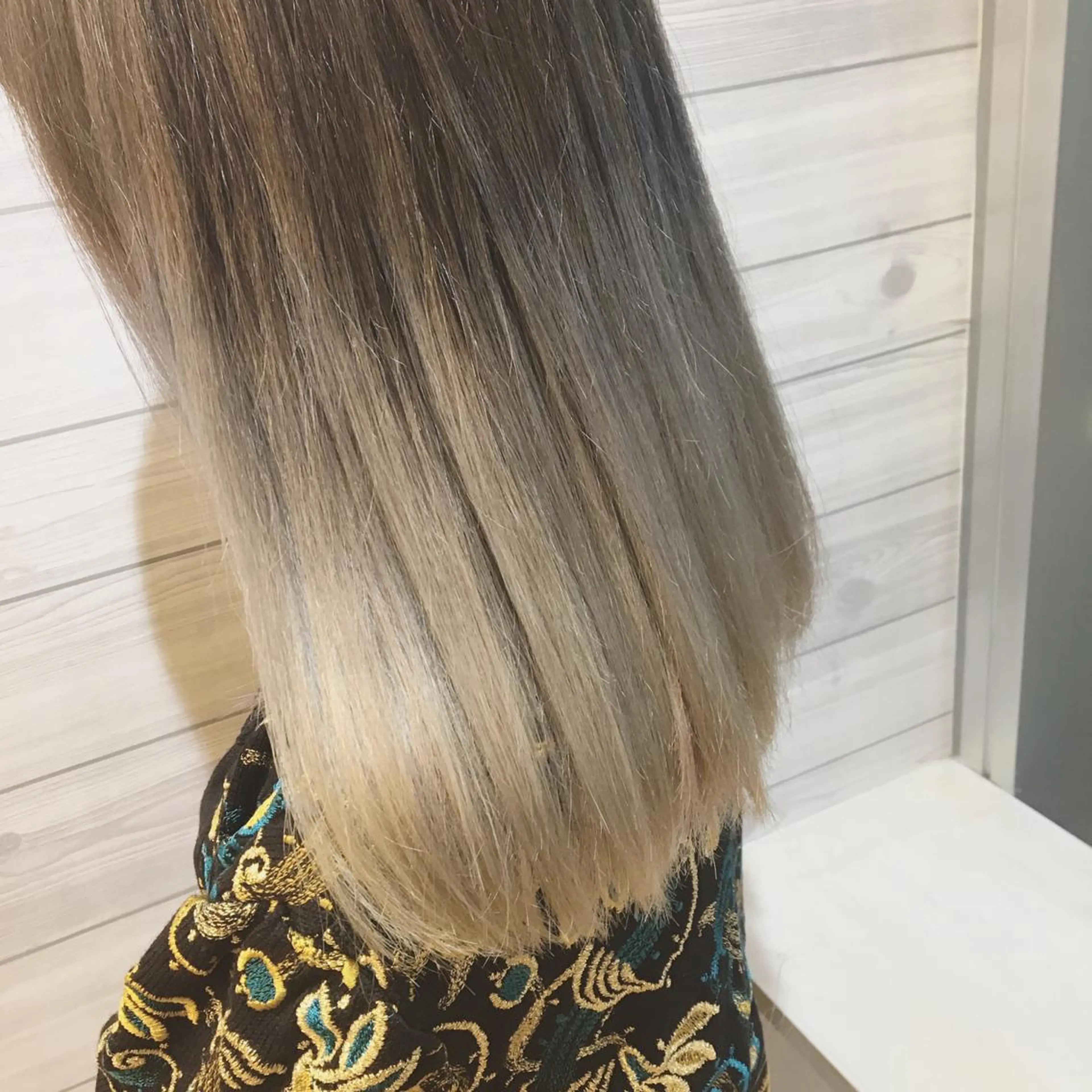 セミロング カラー アッシュ ブリーチ ホワイトアッシュ 縮毛矯正・髪質改善 人気No1🩶北島のヘアスタイル