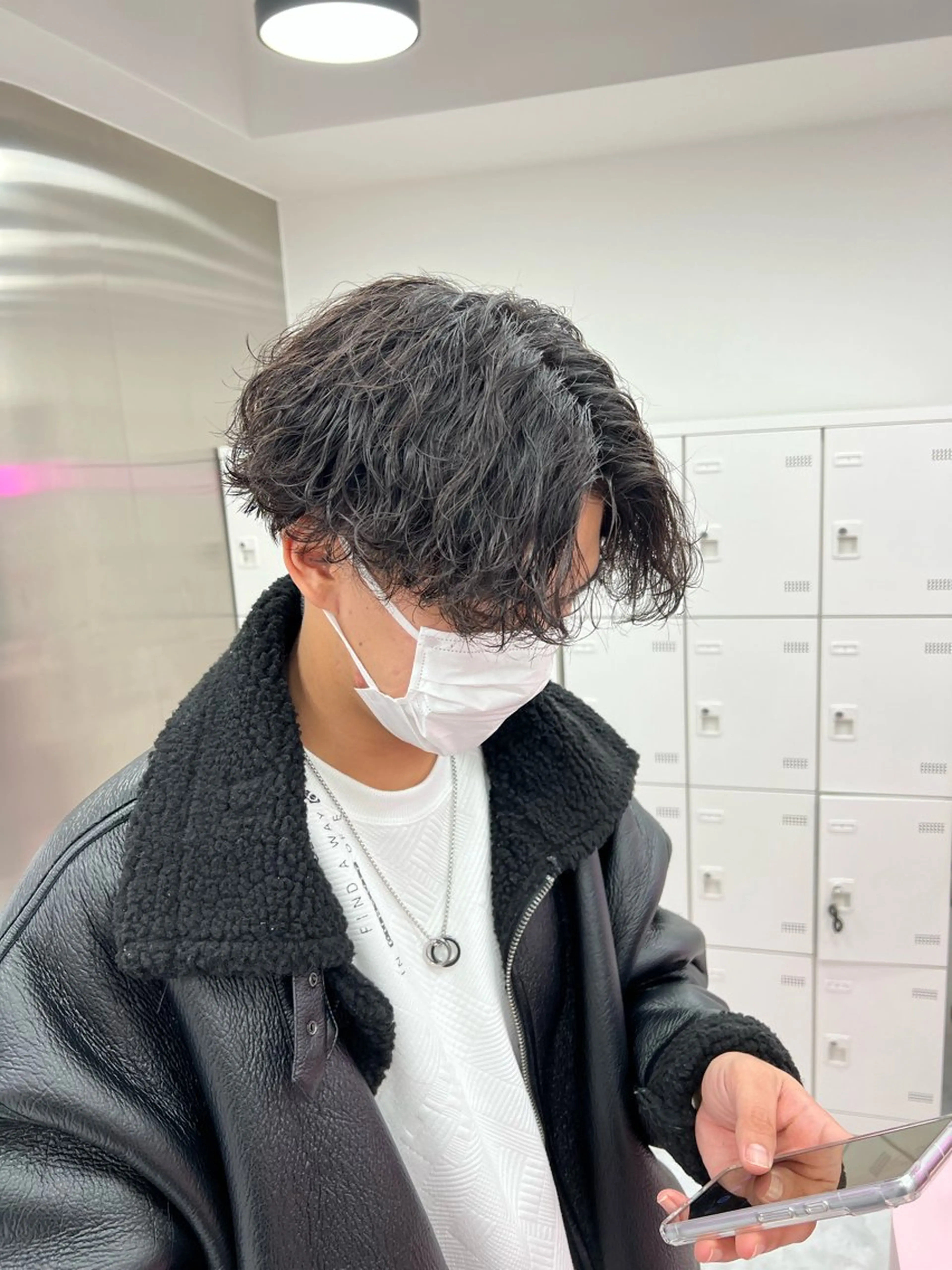 ミディアム パーマ メンズ ミディアムパーマ センターパート メンズ韓国風 韓国マッシュ マッシュウルフ ヘアカラー トリートメント ヘッドスパ ヘアセット トレンド/レイヤー うる艶🪞CANDYのヘアスタイル