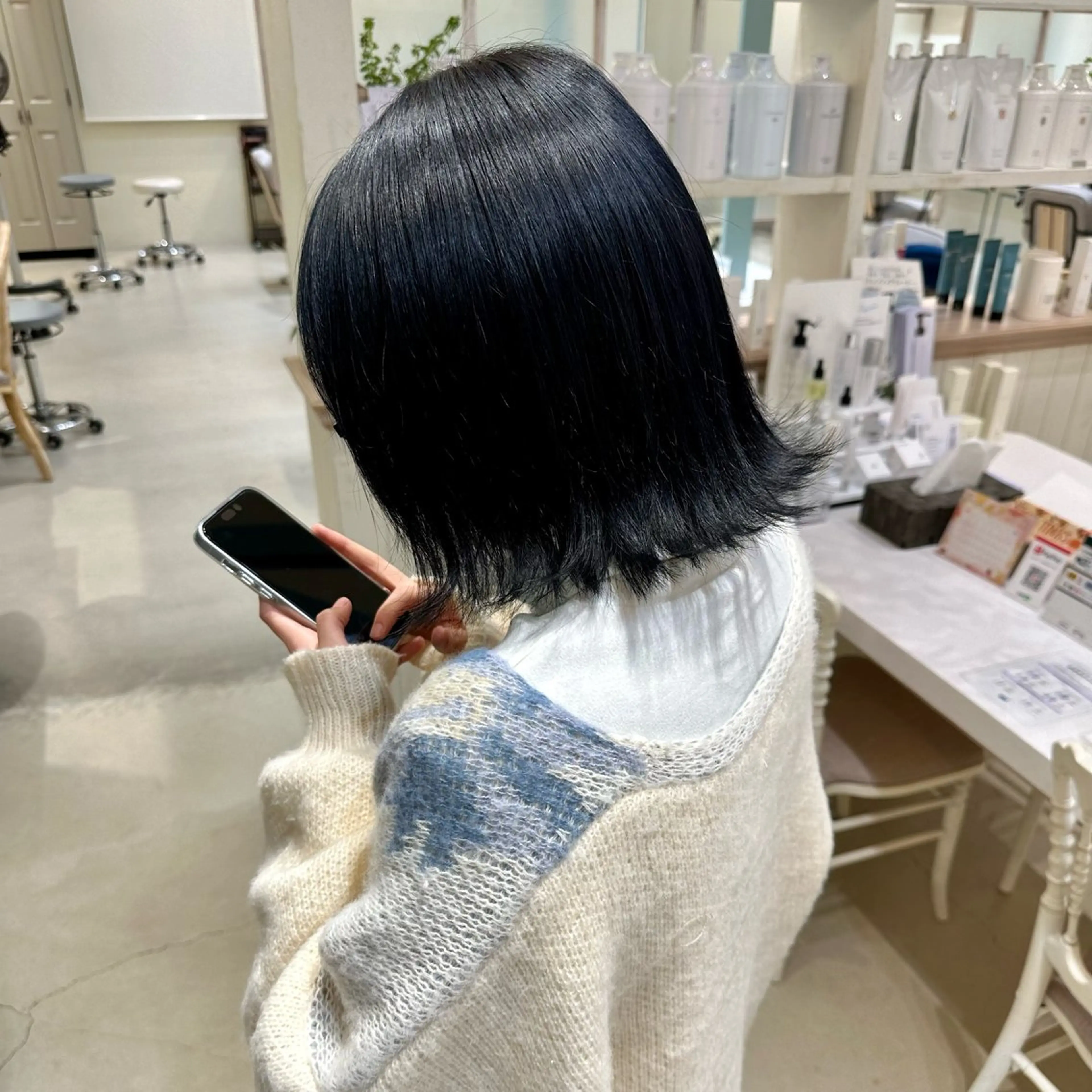 ミディアム カラー 黒髪 ブルーカラー ブルーブラック N,SOL / 岩上 新大のヘアスタイル