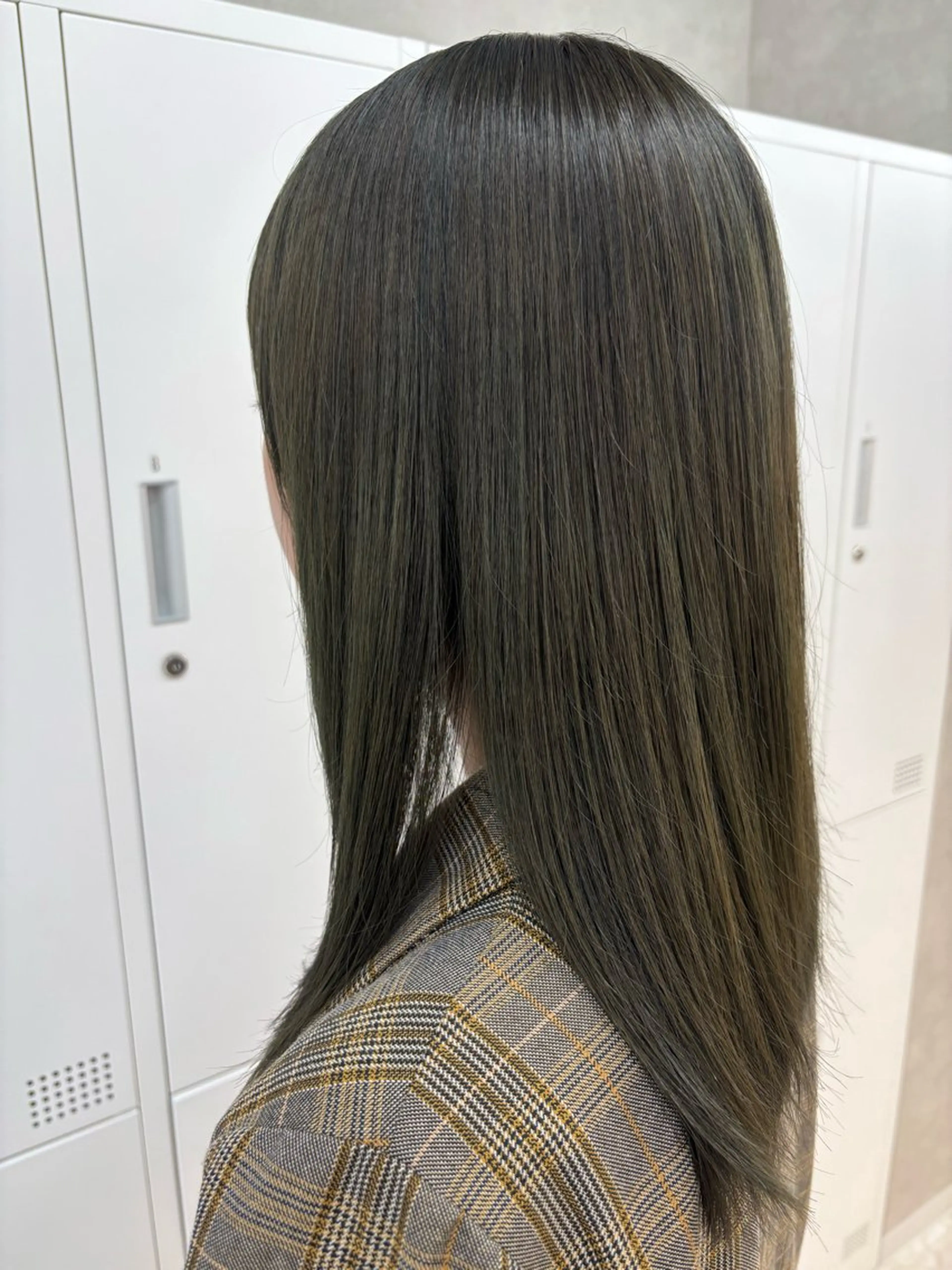 セミロング ROW札幌(ロウサッポロ)所属・ＲＯＷ札幌 TAKAKOのヘアスタイル