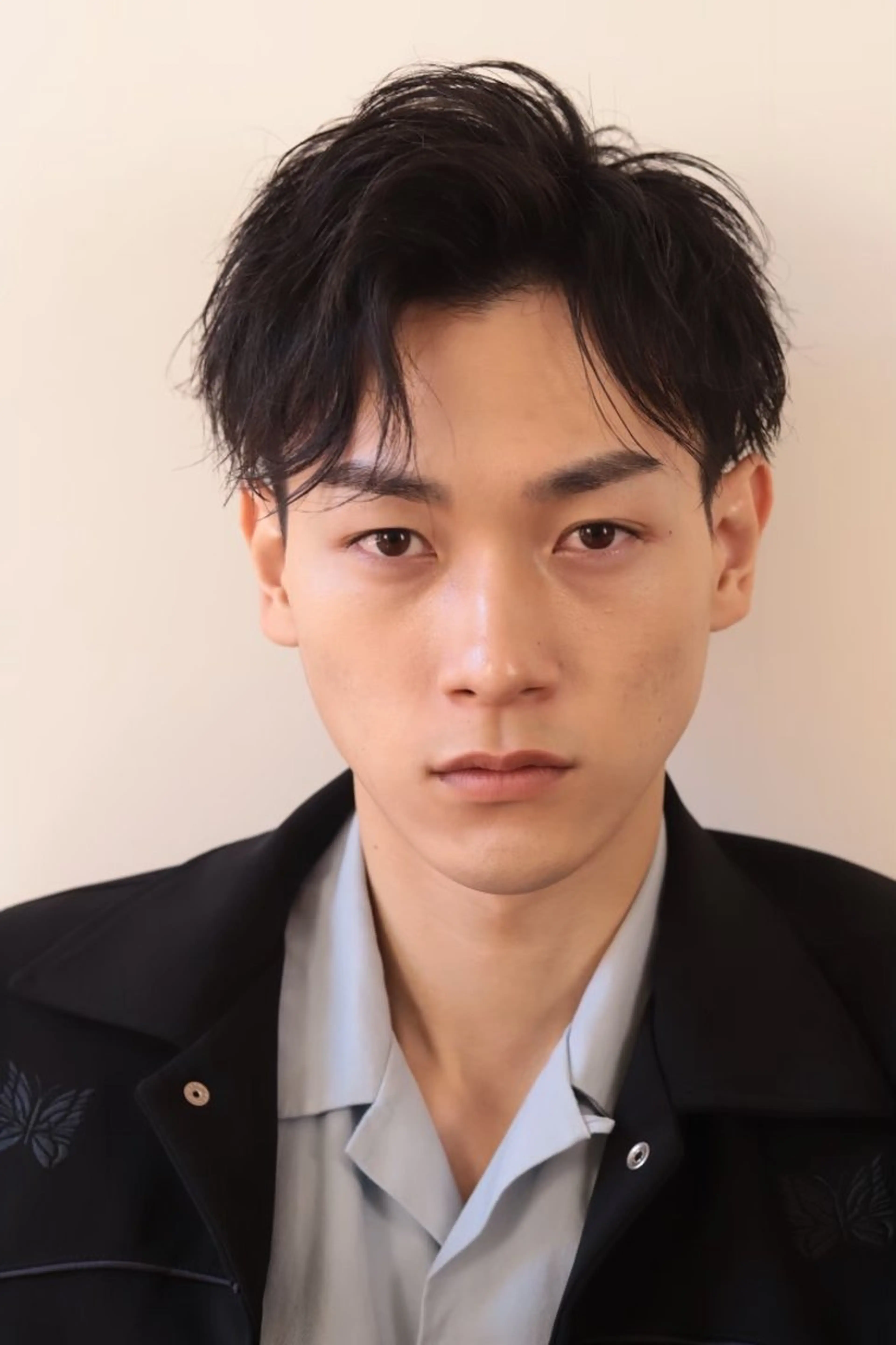 メンズ アップバング メンズ ヘアメイク  ハイトーン キャロのヘアスタイル