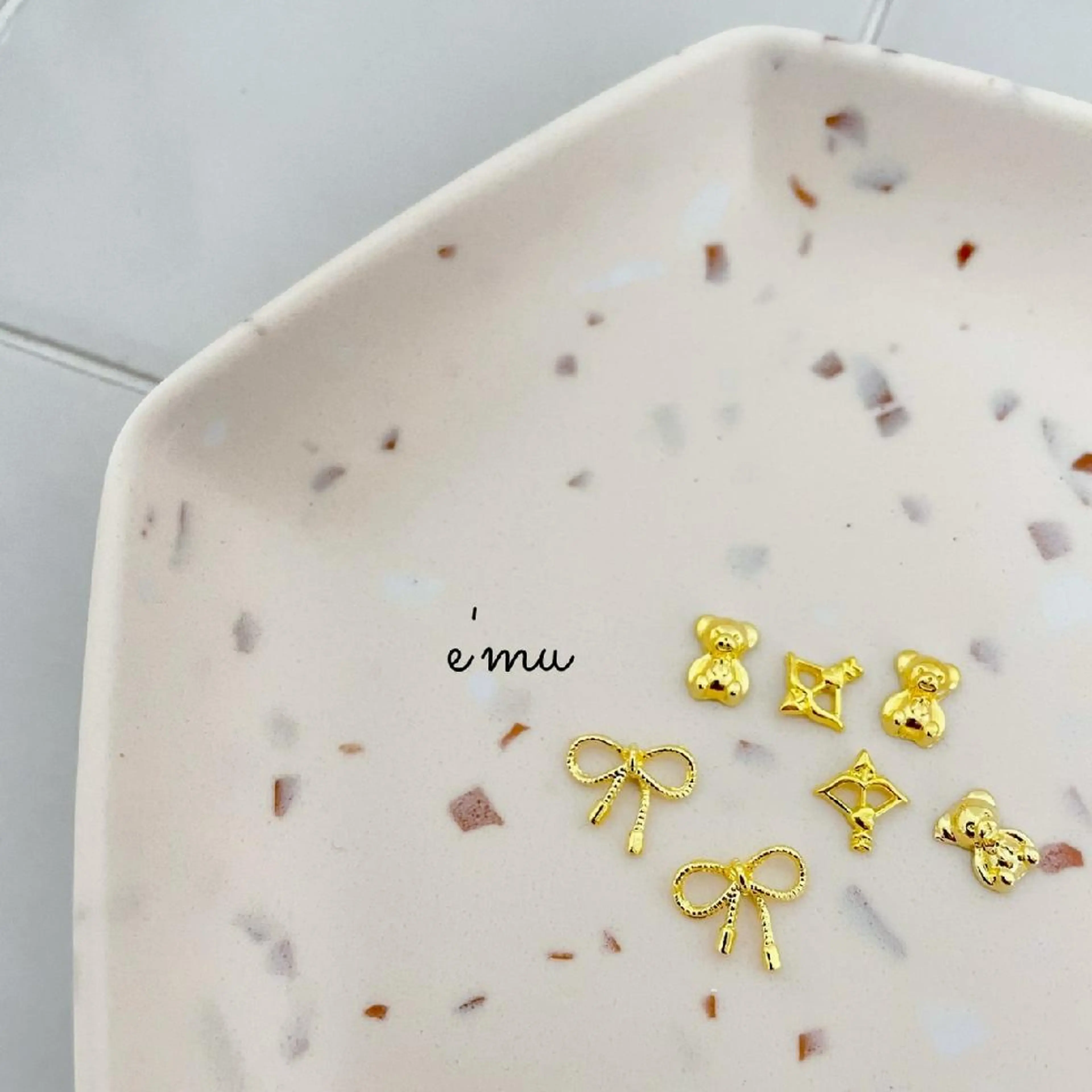 ネイル 成人式 リボン 冬ネイル nail salon e'mu💐のネイルデザイン