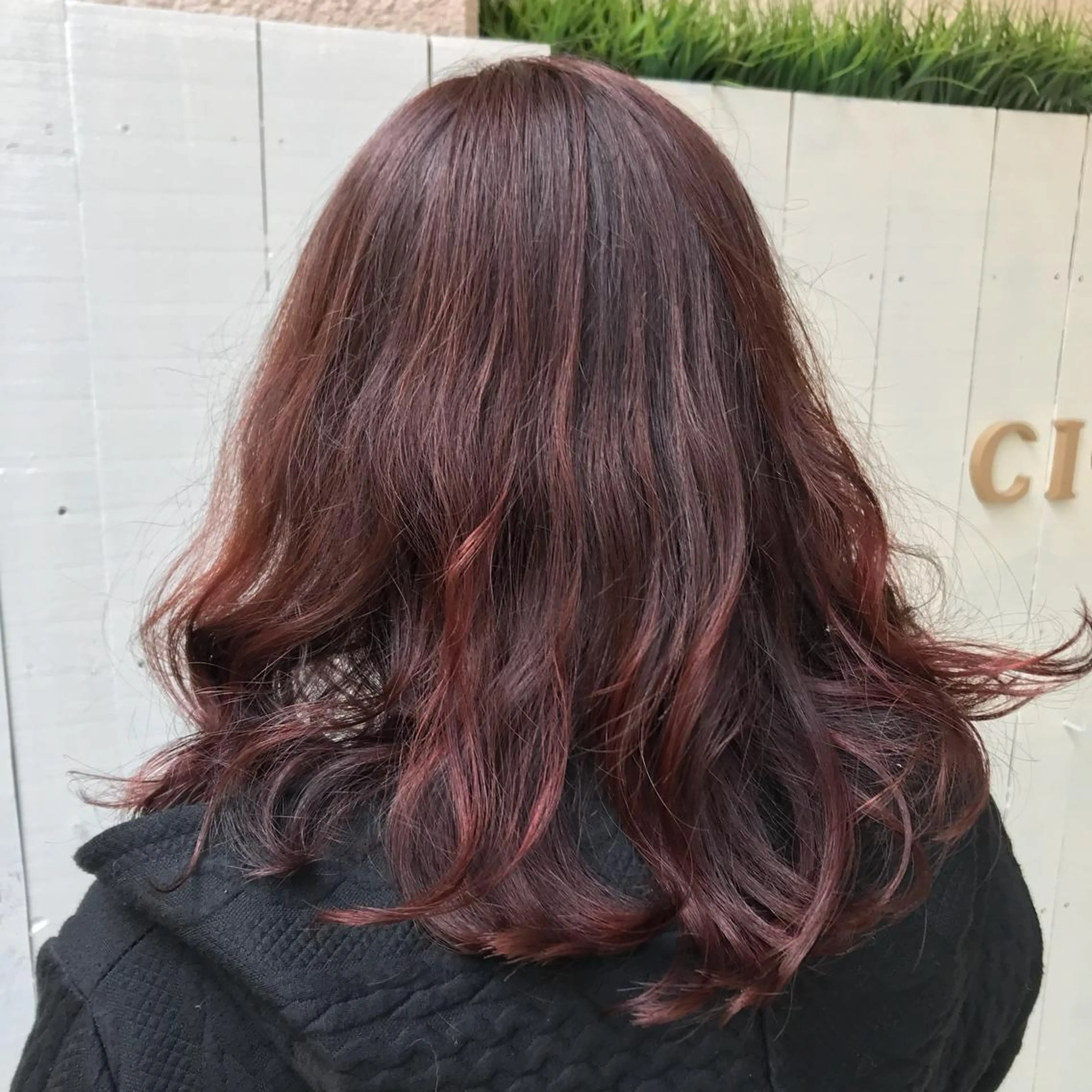 セミロング カラー ベージュカラー レッドカラー 長谷川 誠志のヘアスタイル