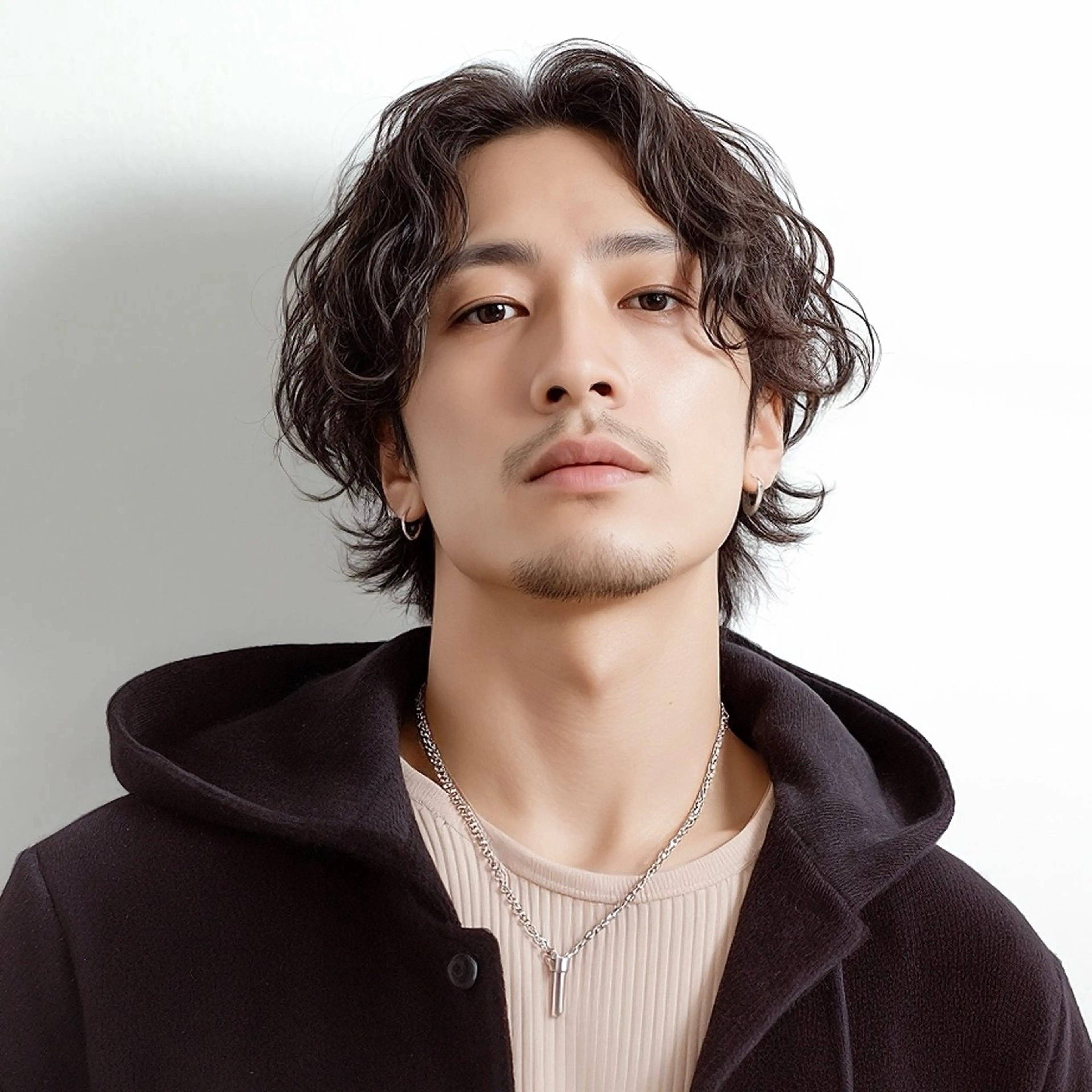 ミディアム メンズ ミディアムパーマ センターパート マッシュ メンズパーマ プードルパーマ カット パーマ Attrait .のヘアスタイル