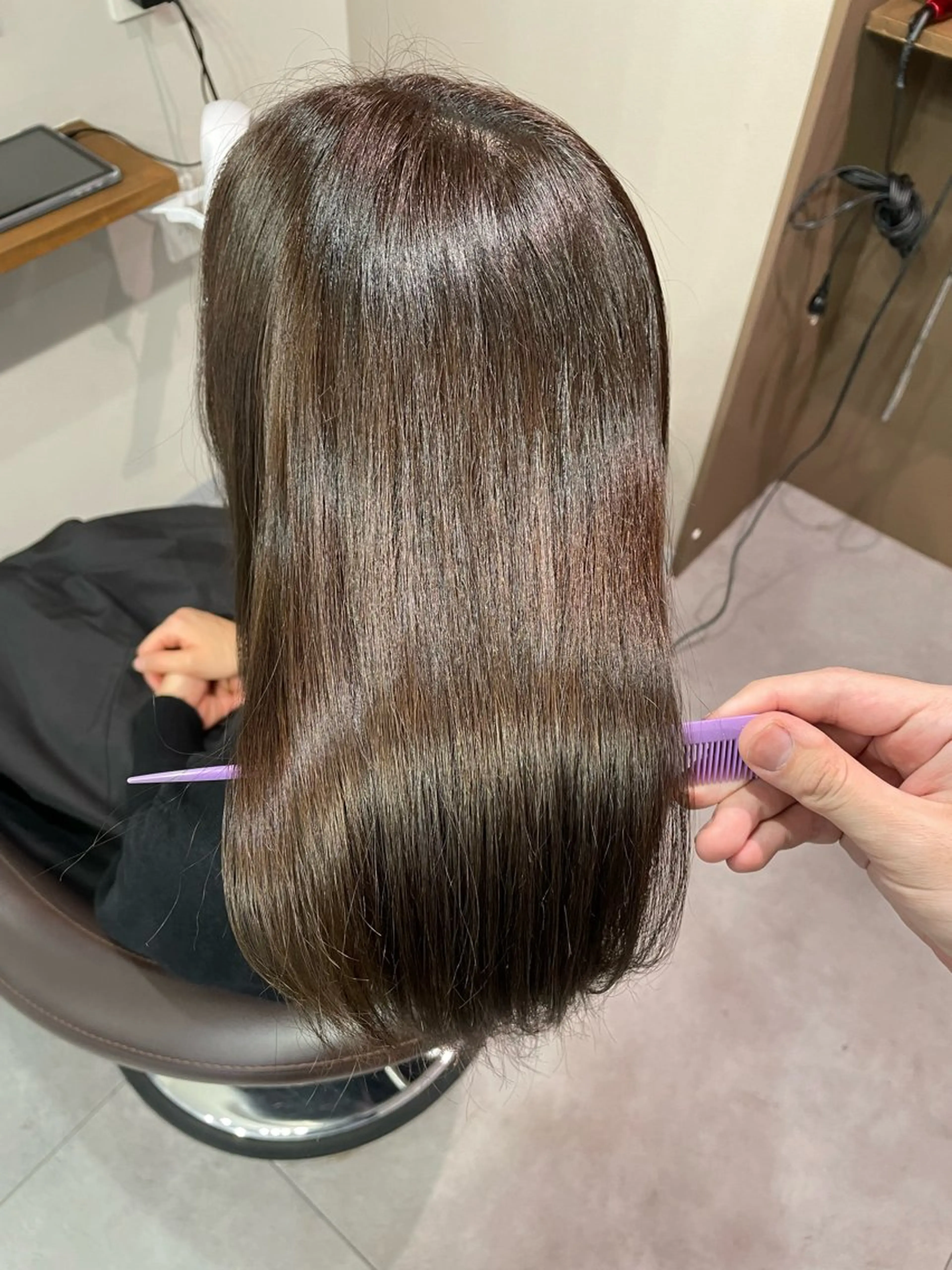 セミロング カット ヘアカラー 縮毛矯正 トリートメント 飯村 友亮のヘアスタイル