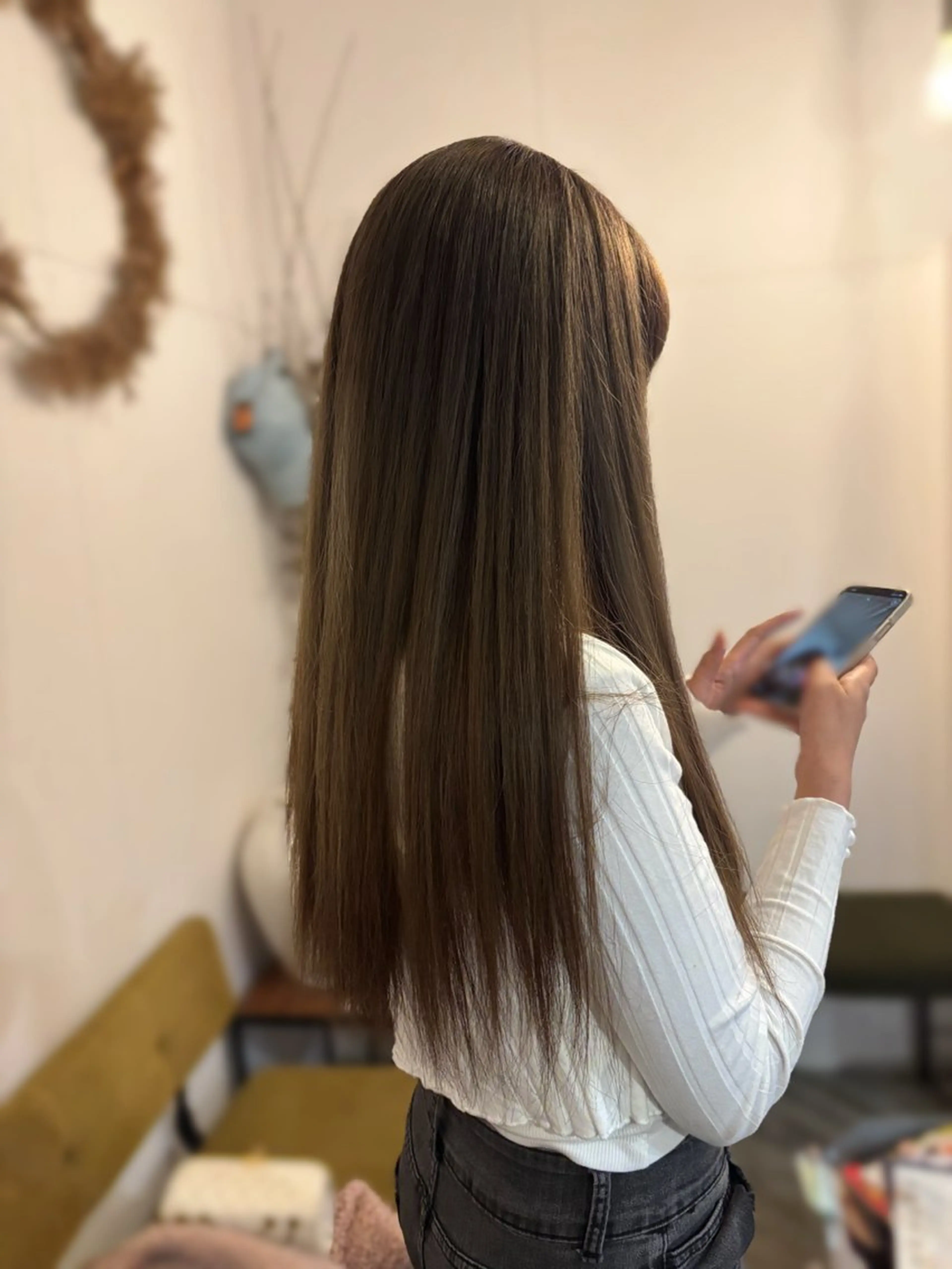 カラー ベージュカラー ブリーチ オリーブベージュ カット ヘアカラー トリートメント DELA by afloat所属・はっとり ななせのヘアスタイル