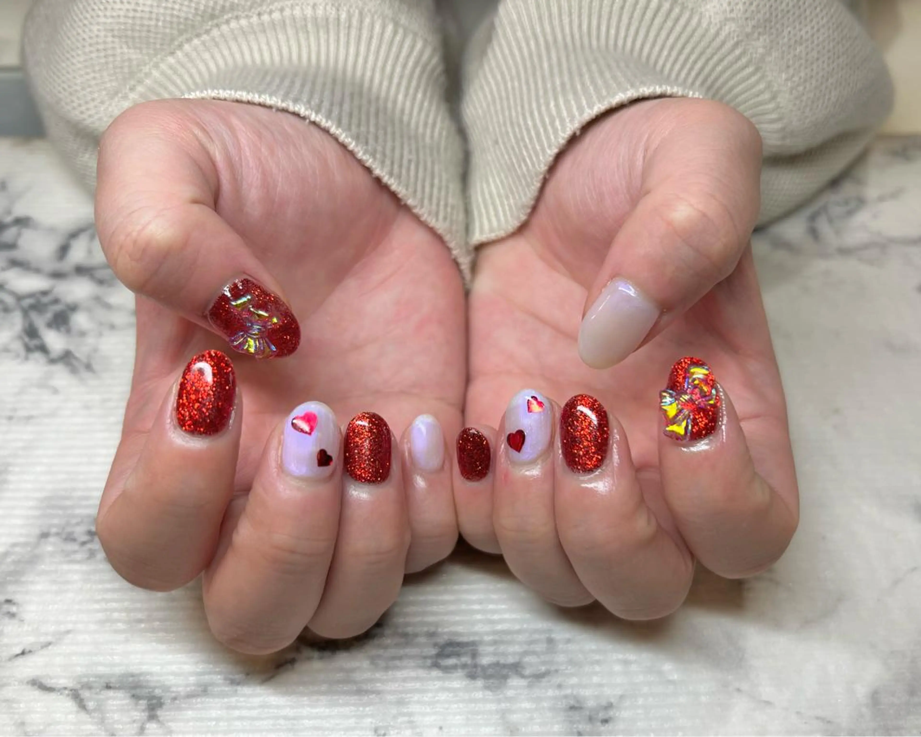 ネイル キラキラネイル 持ち込み 赤色 リボン いちじゅう あおいのネイルデザイン