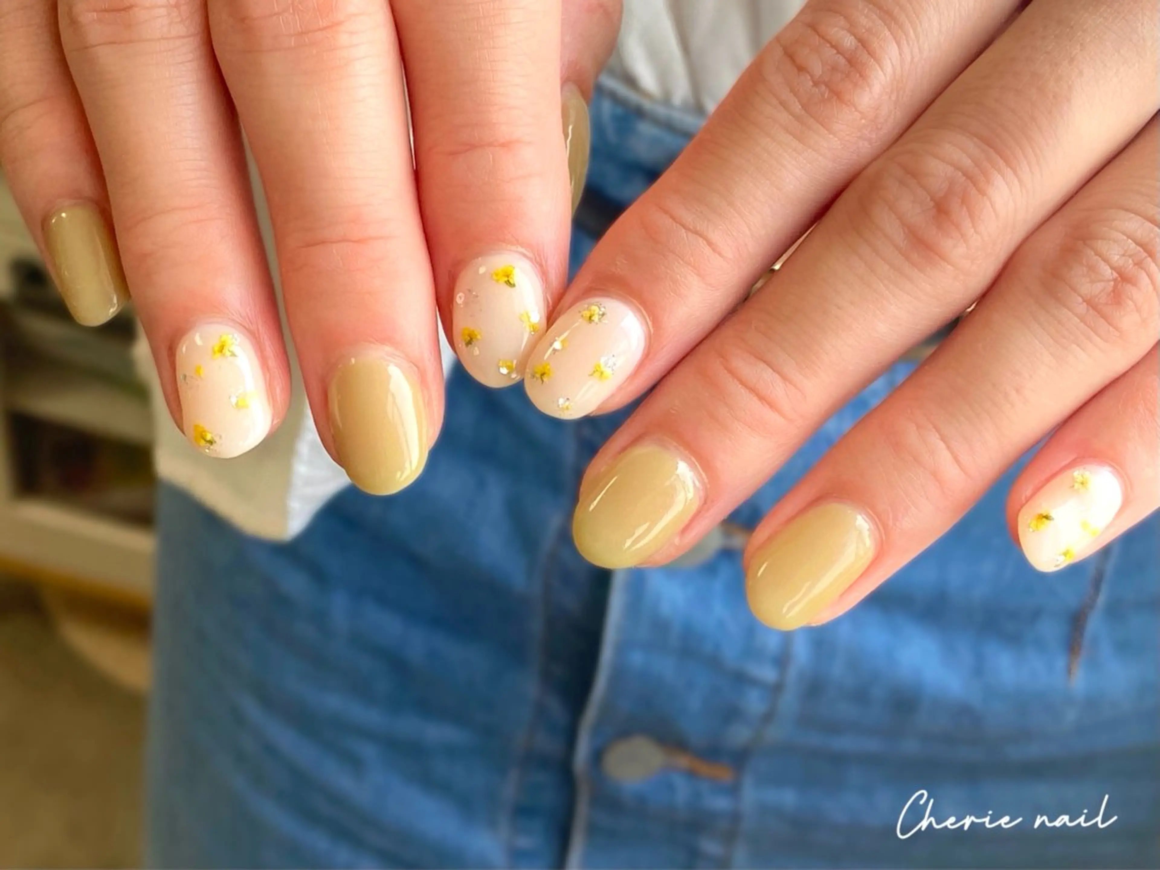 ネイル フラワーネイル ジェルネイル オフィスネイル ホワイト 黄色 ハンドネイル Cherienail yunaのネイルデザイン