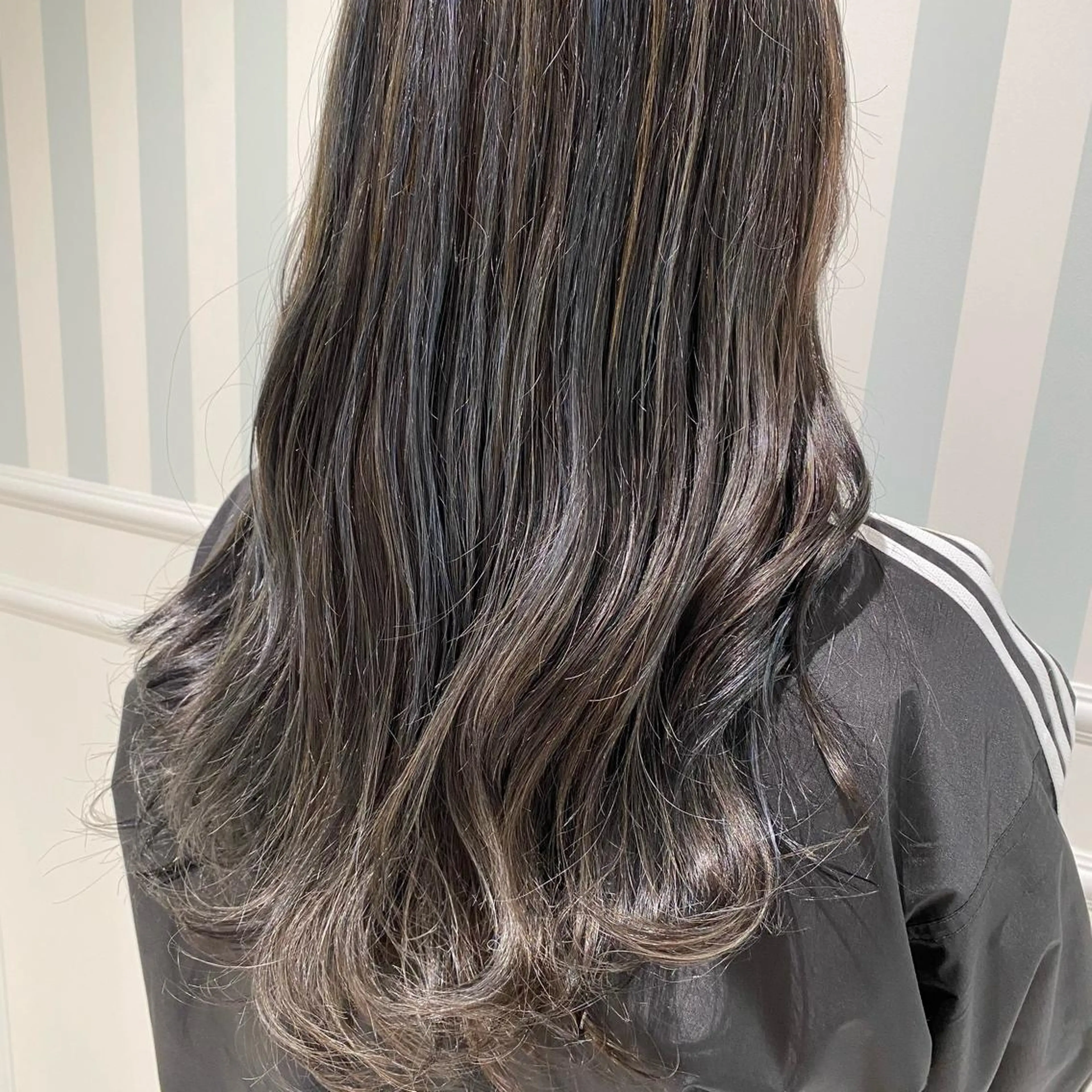 ミディアム ハイライト 長井 麻帆のヘアスタイル