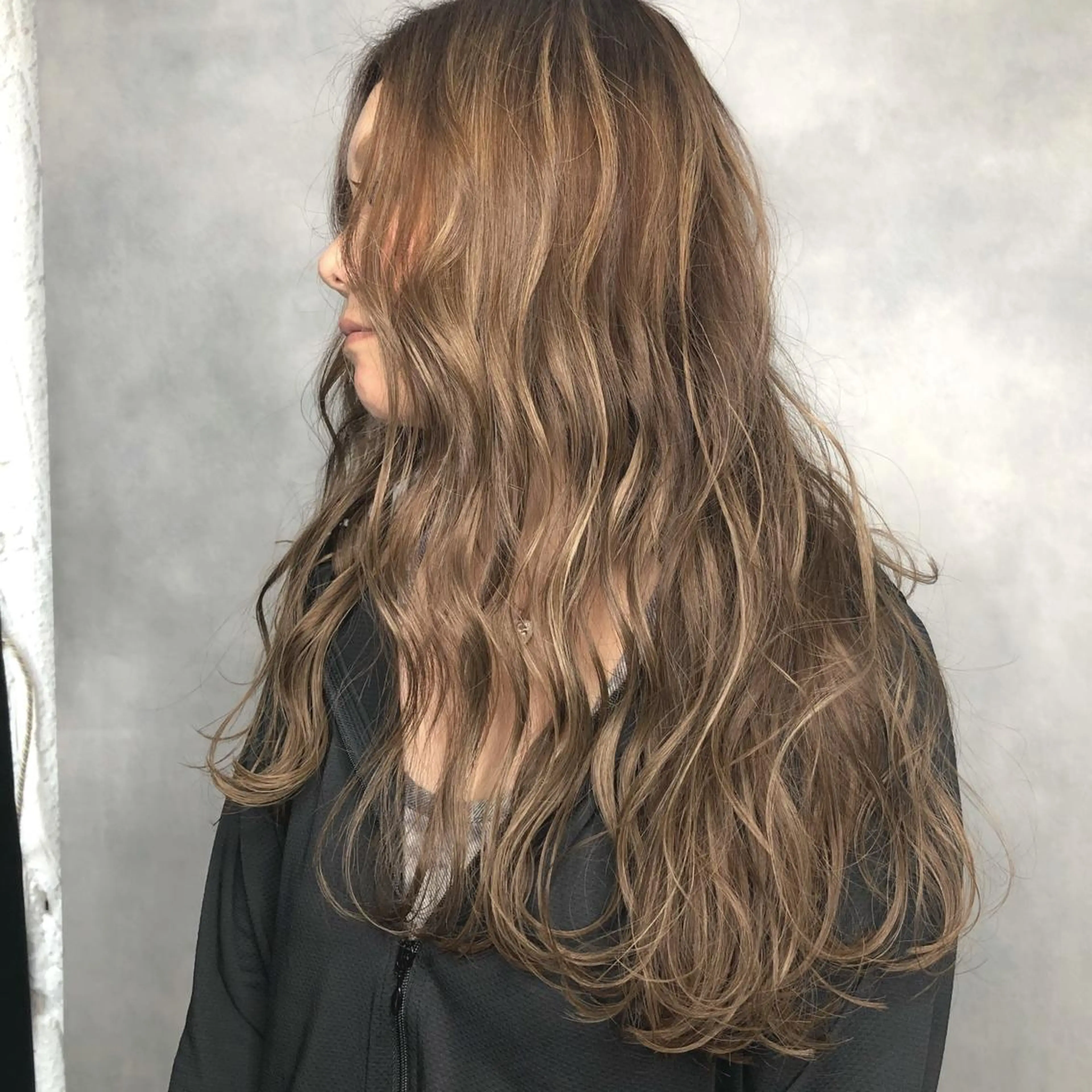 ロング カラー ブラウンカラー ハイライトカラー ナチュラルブラウン ハイライト ORIKA 美容室のヘアスタイル