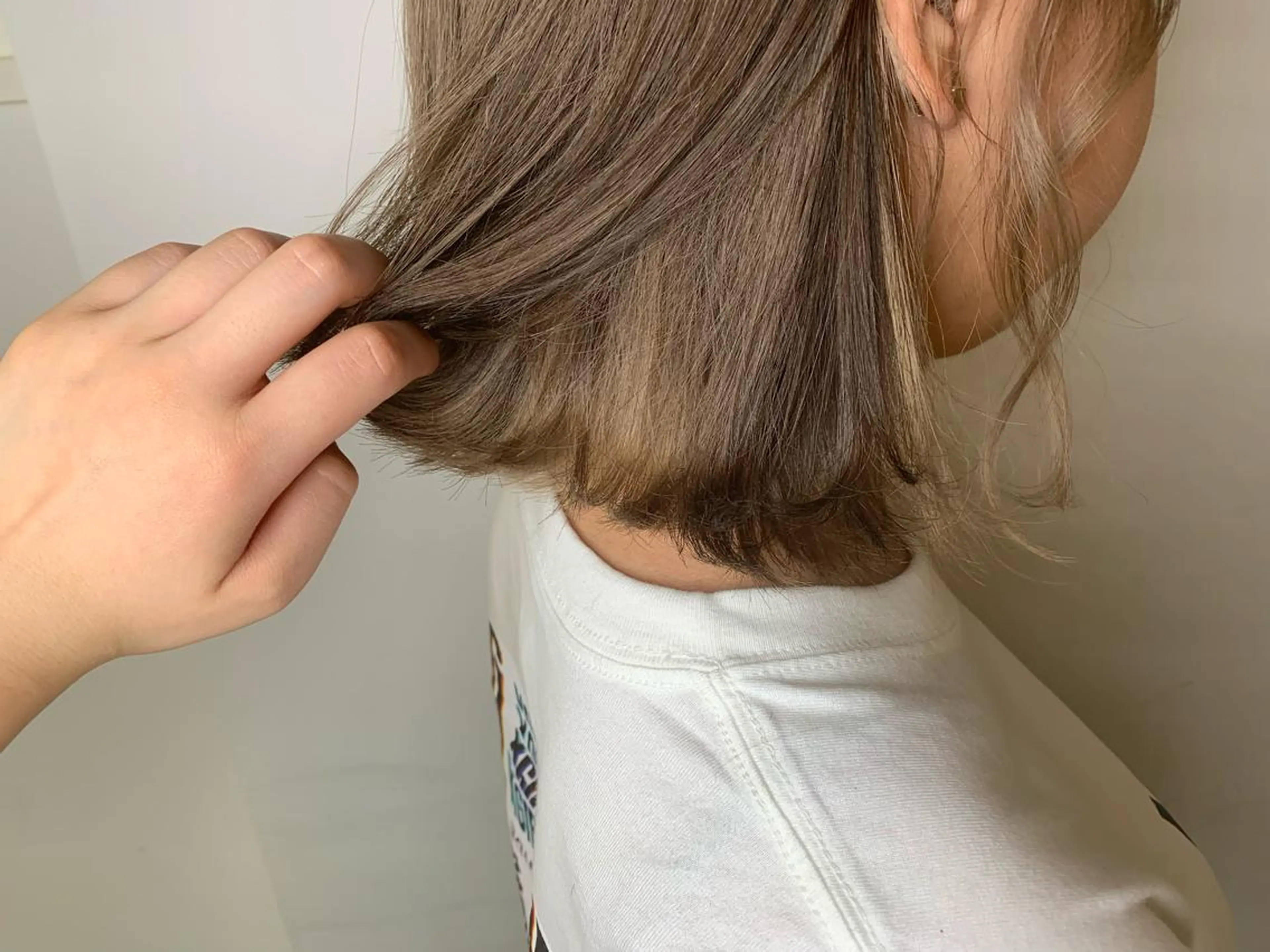 ショート カラー 小森 衣純のヘアスタイル