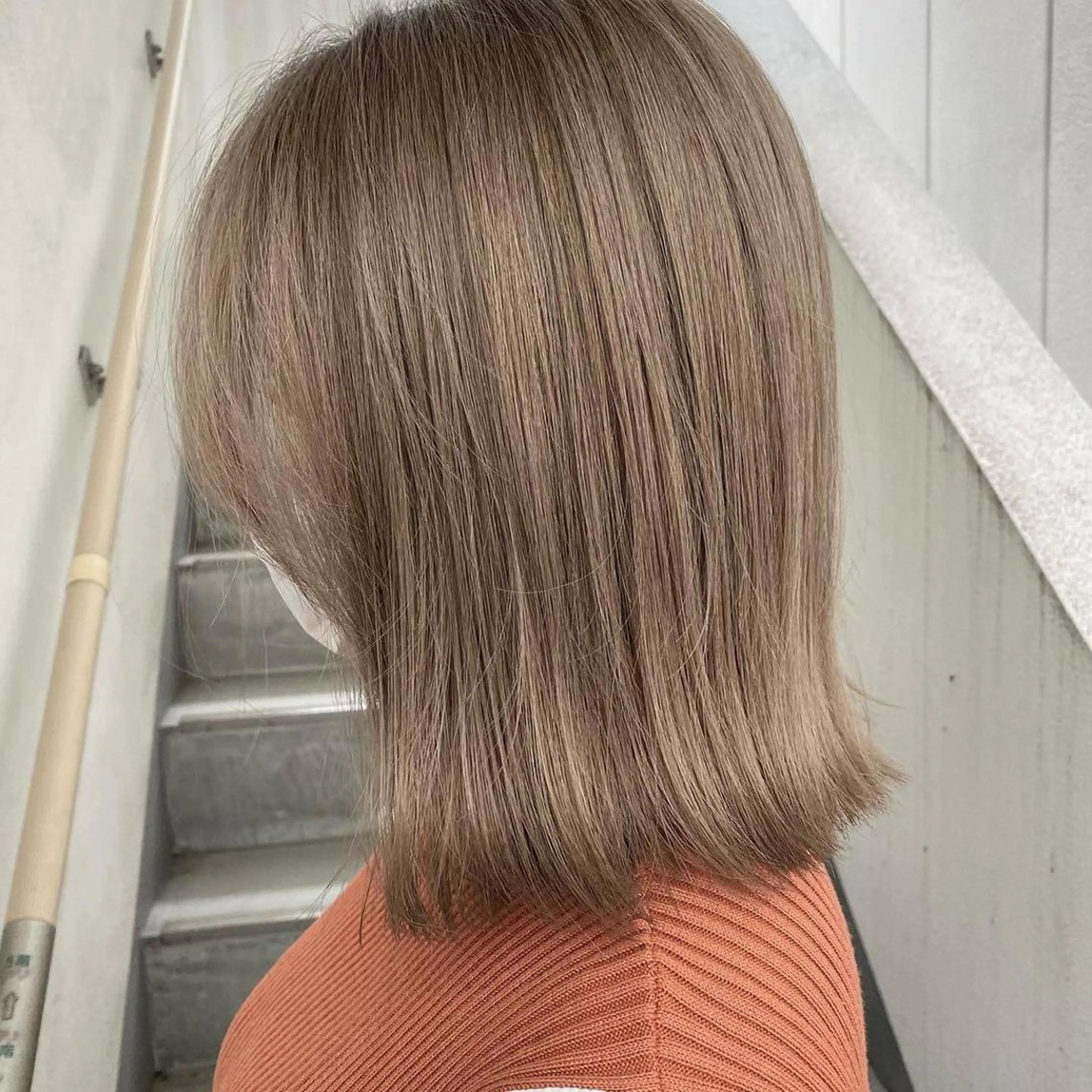 ミディアム カラー ブリーチ ハイトーンカラー カット ヘアカラー トリートメント オフホワイトアンドなんば所属・福西 洋斗のヘアスタイル