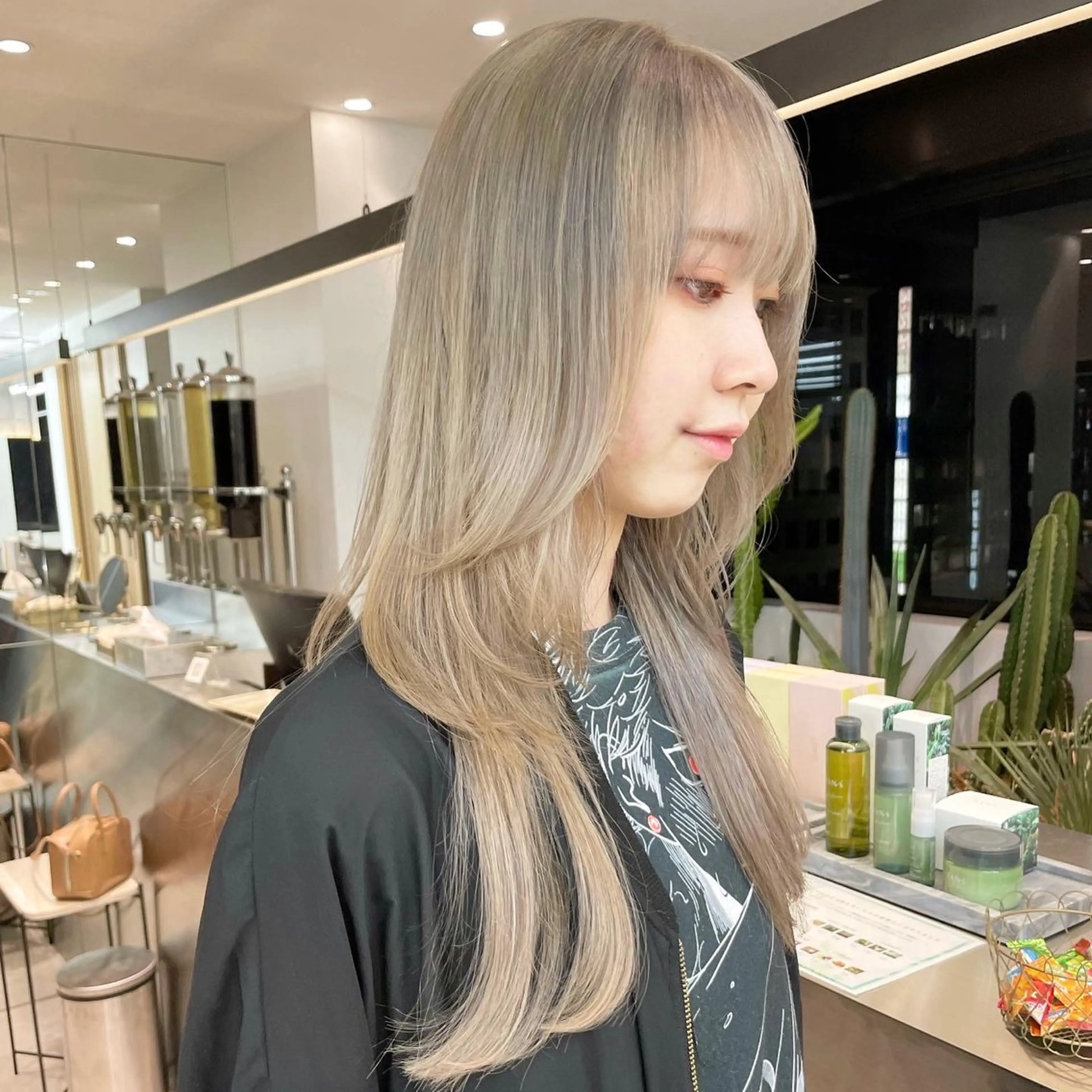 セミロング カラー ベージュカラー ブリーチ ケアブリーチ ハイトーンカラー ホワイトベージュ カット ヘアカラー トリートメント ♥️ブリーチ/ボブ/ レイヤー♥️maiのヘアスタイル
