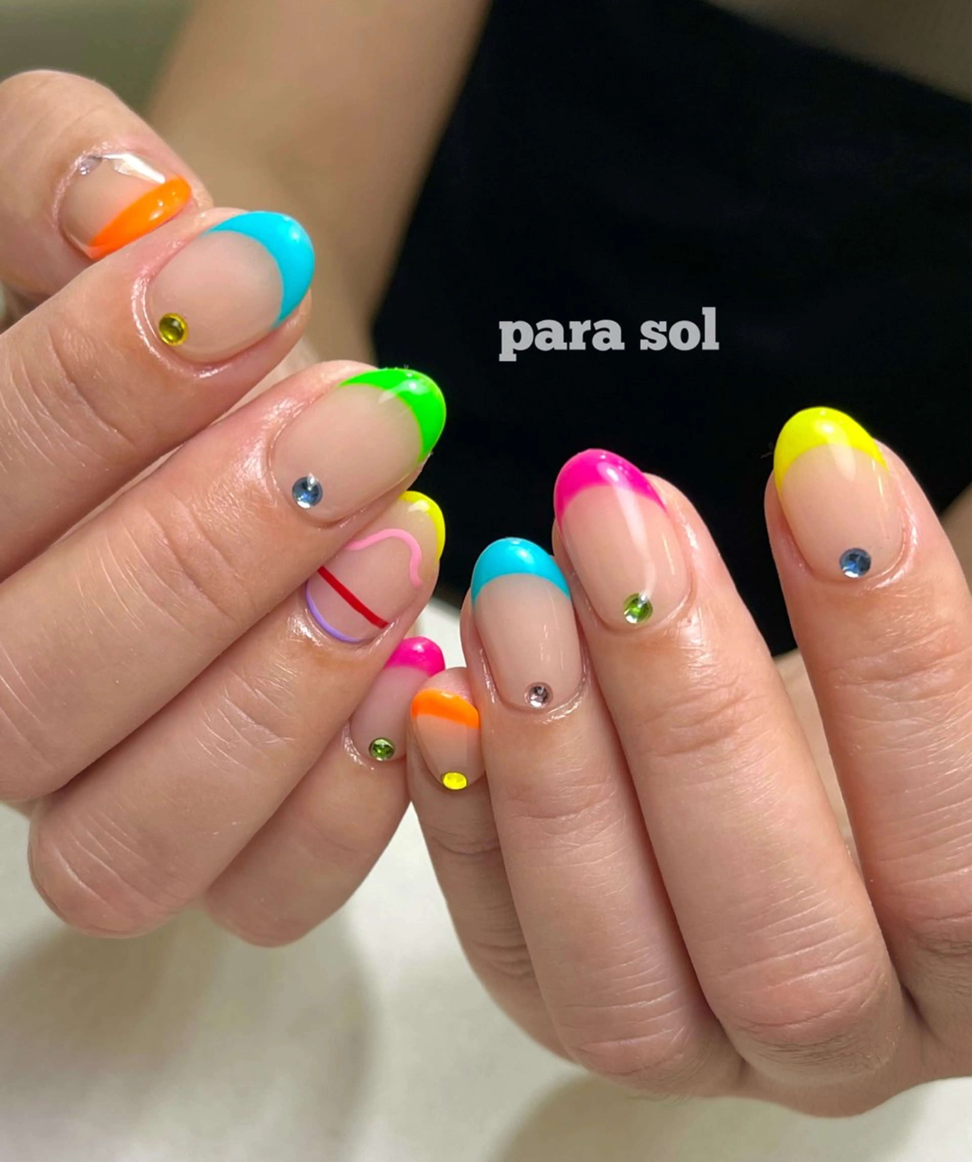 ネイル フレンチネイル ジェルネイル パラジェル ストーンネイル 夏ネイル ハンドネイル フットネイル para ☀︎ sol by BECK所属・Para Sol nail　Maoのネイルデザイン