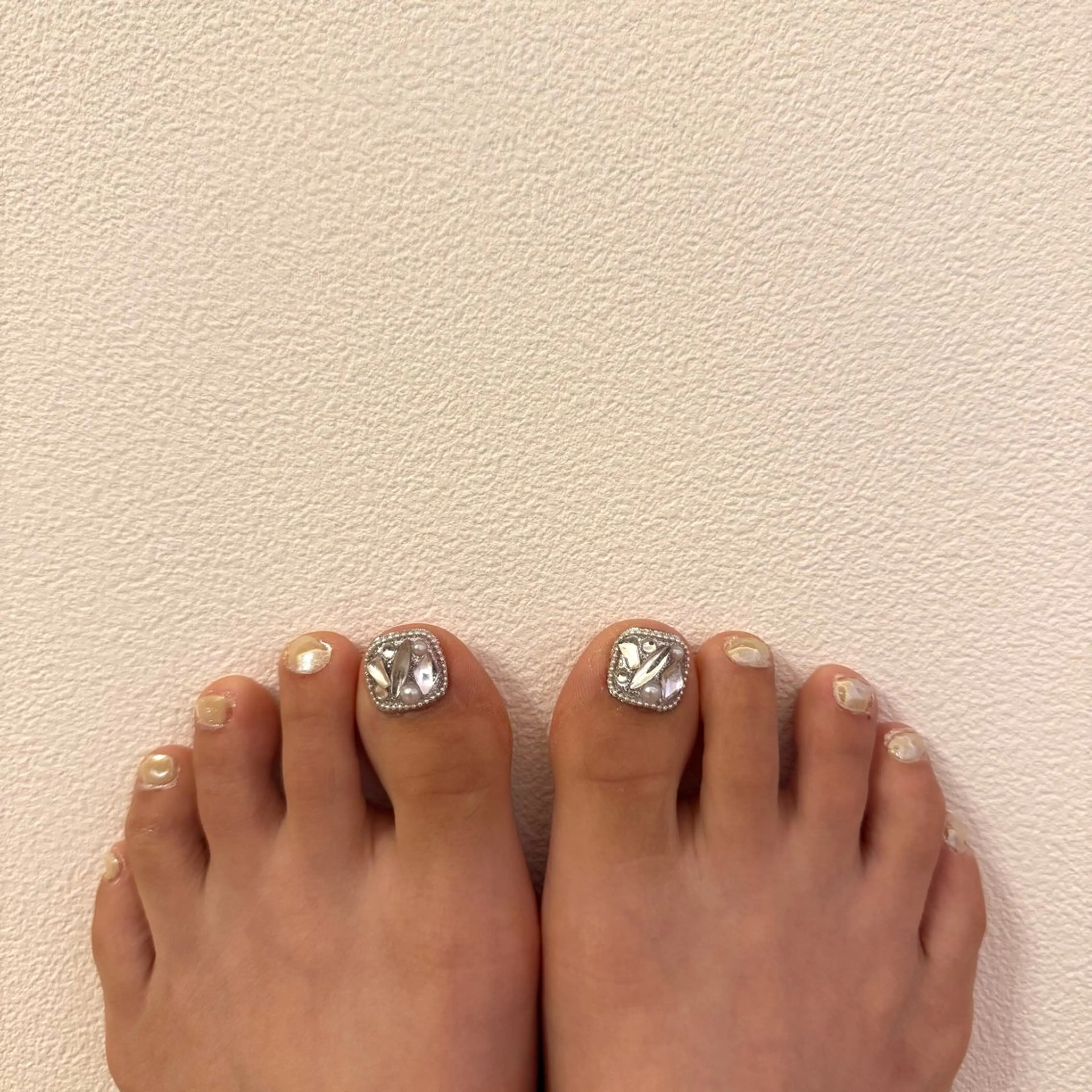 ネイル フットネイル ミラーネイル 黄色 フットネイル nail salon Estelleのネイルデザイン