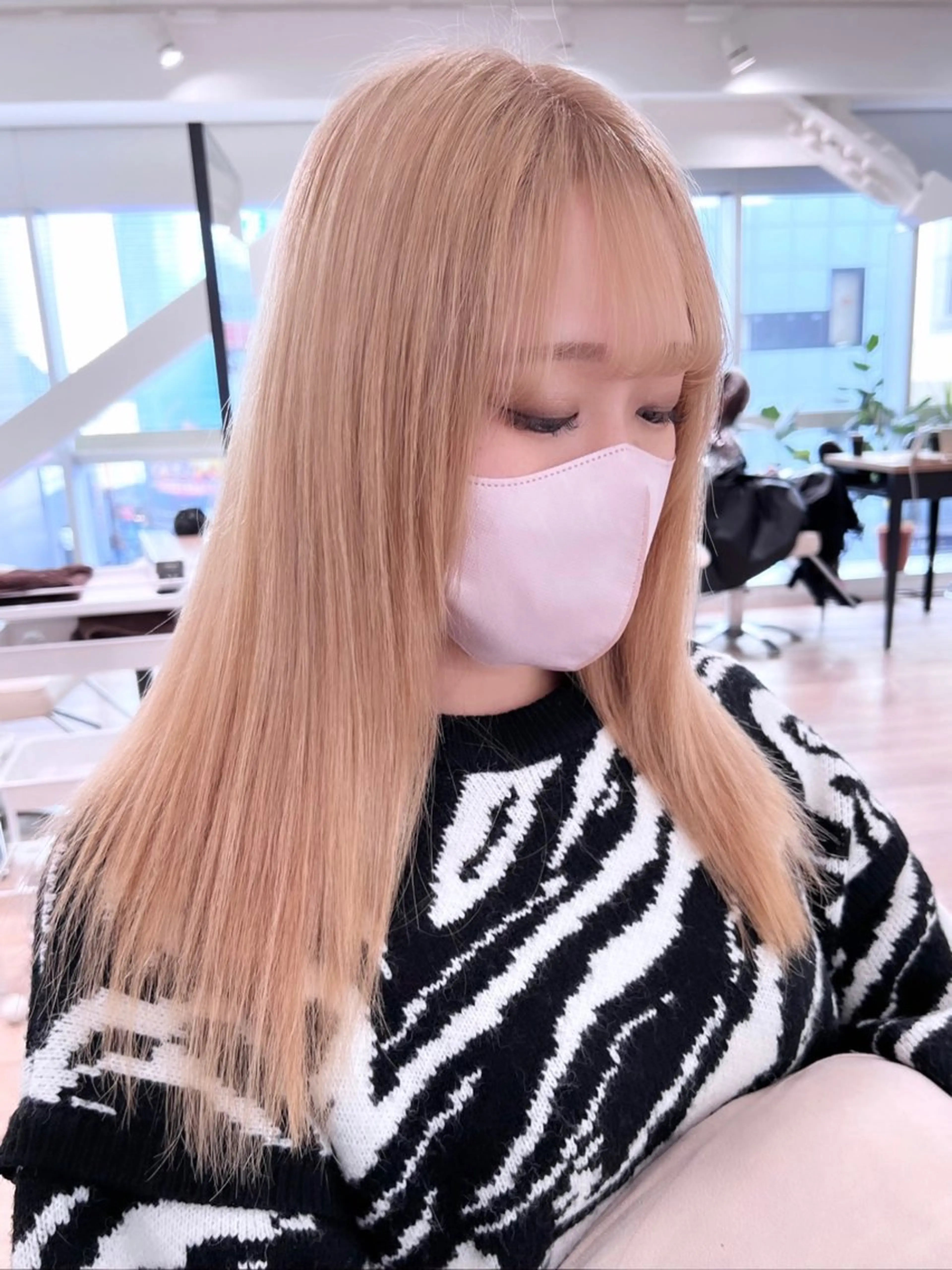 ミディアム カラー バレイヤージュ ベージュカラー ブリーチ ブロンド ブロンドベージュ ヘアカラー トリートメント 艶髪/艶カラー/韓国 髪質改善/縮毛矯正のヘアスタイル