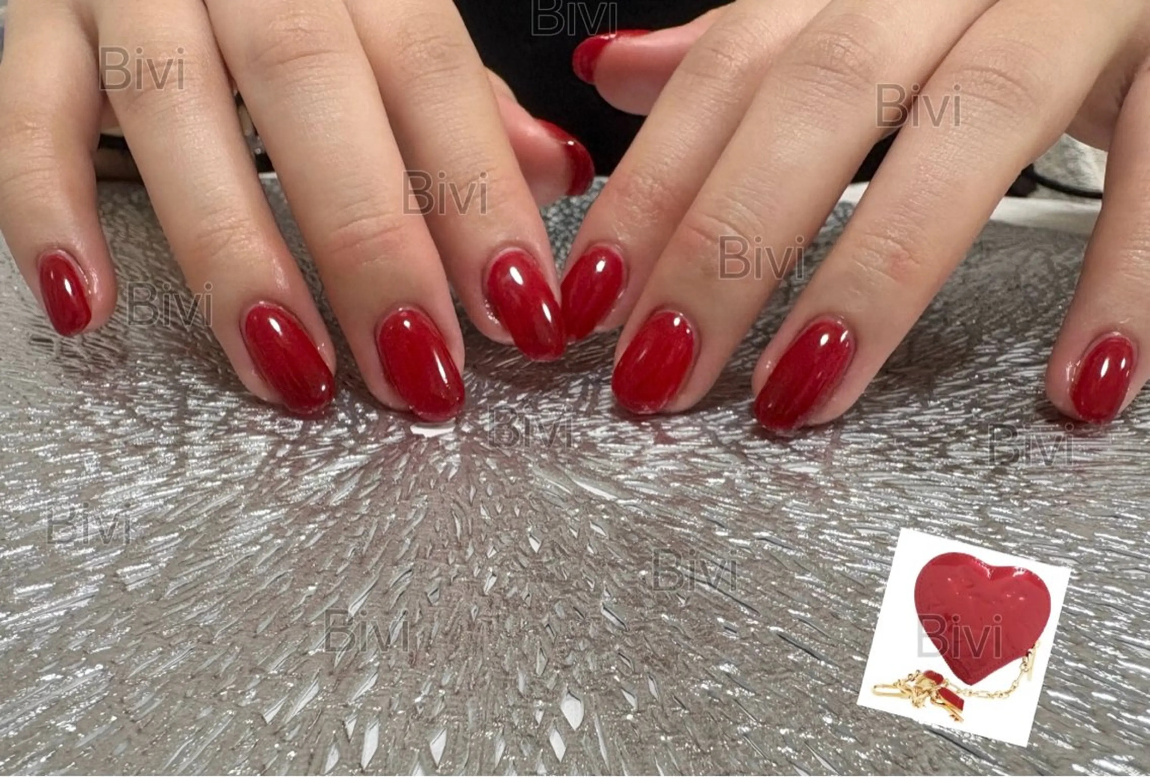 ネイル ラメ(グリッター) 赤色 ワンホンネイル 冬ネイル ハンドネイル ハンドケア ♡Bivi♡自爪に 優しいネイルサロンのネイルデザイン