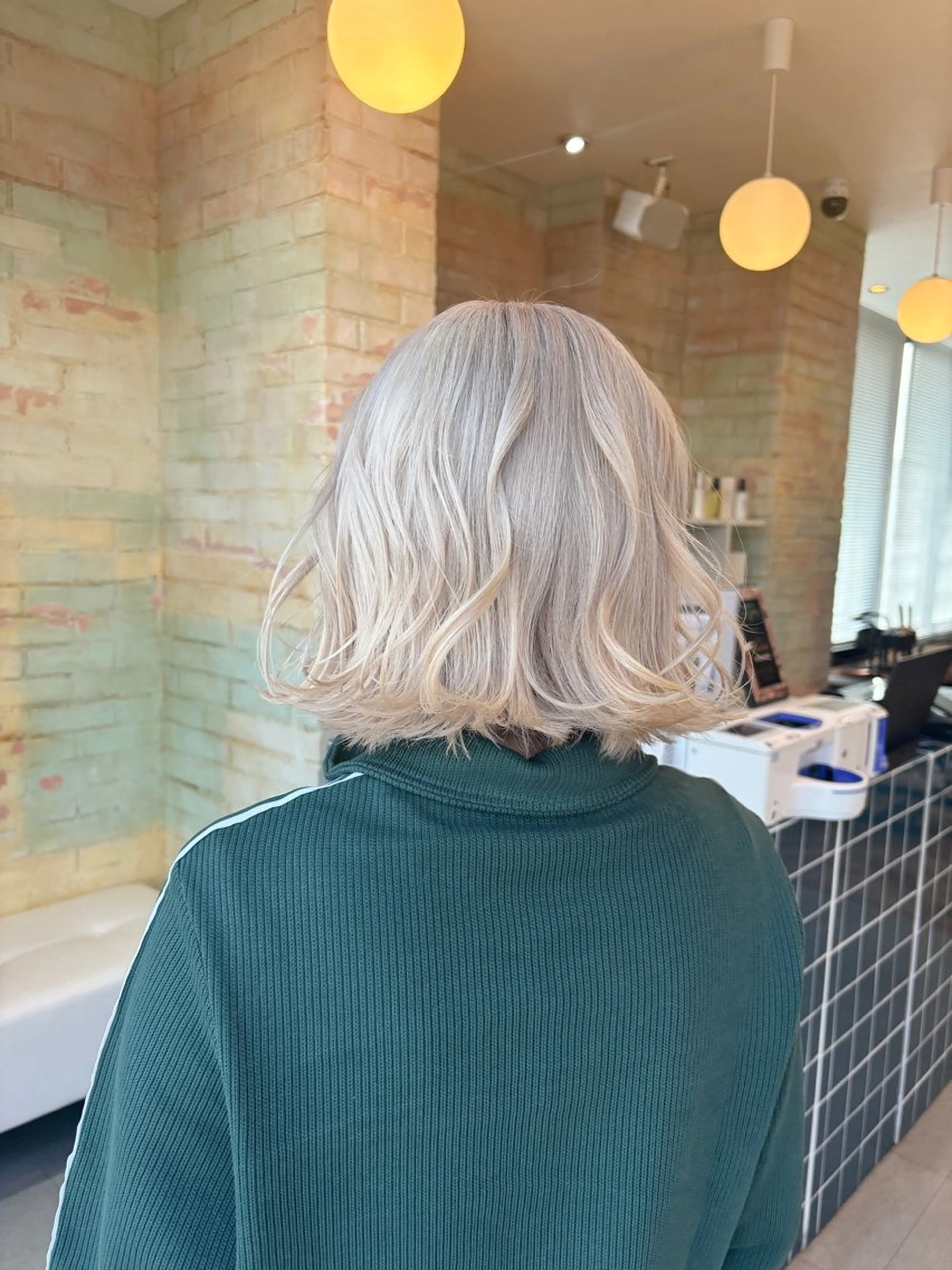 ショート カラー ブリーチ カット ヘアカラー トリートメント 増井 彩乃のヘアスタイル