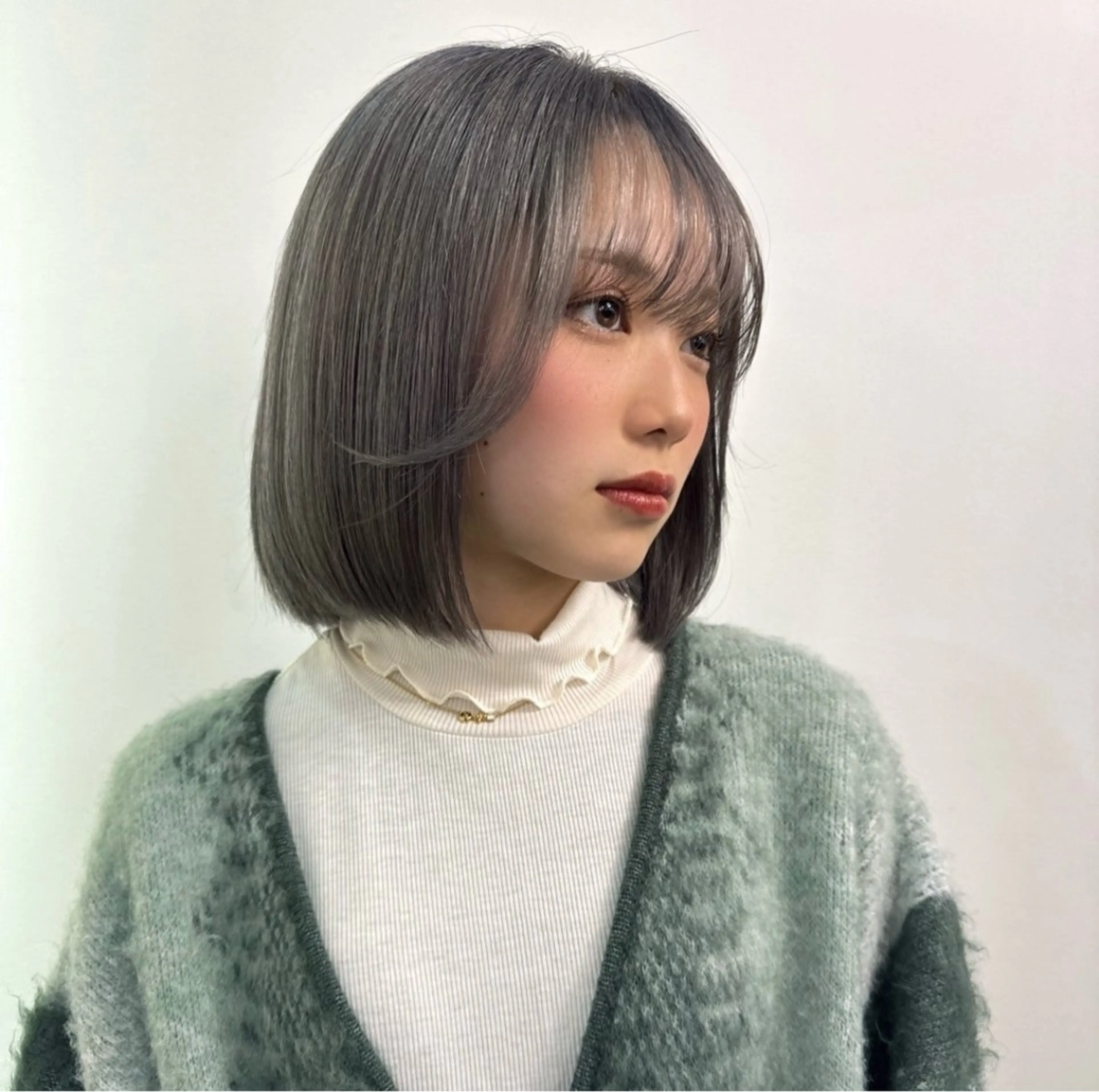 ミディアム カラー グレージュ ハイトーンカラー ボブ 韓国風ヘア カット ヘアカラー 赤みなしカラー/梅田 /レイヤー/IORIのヘアスタイル