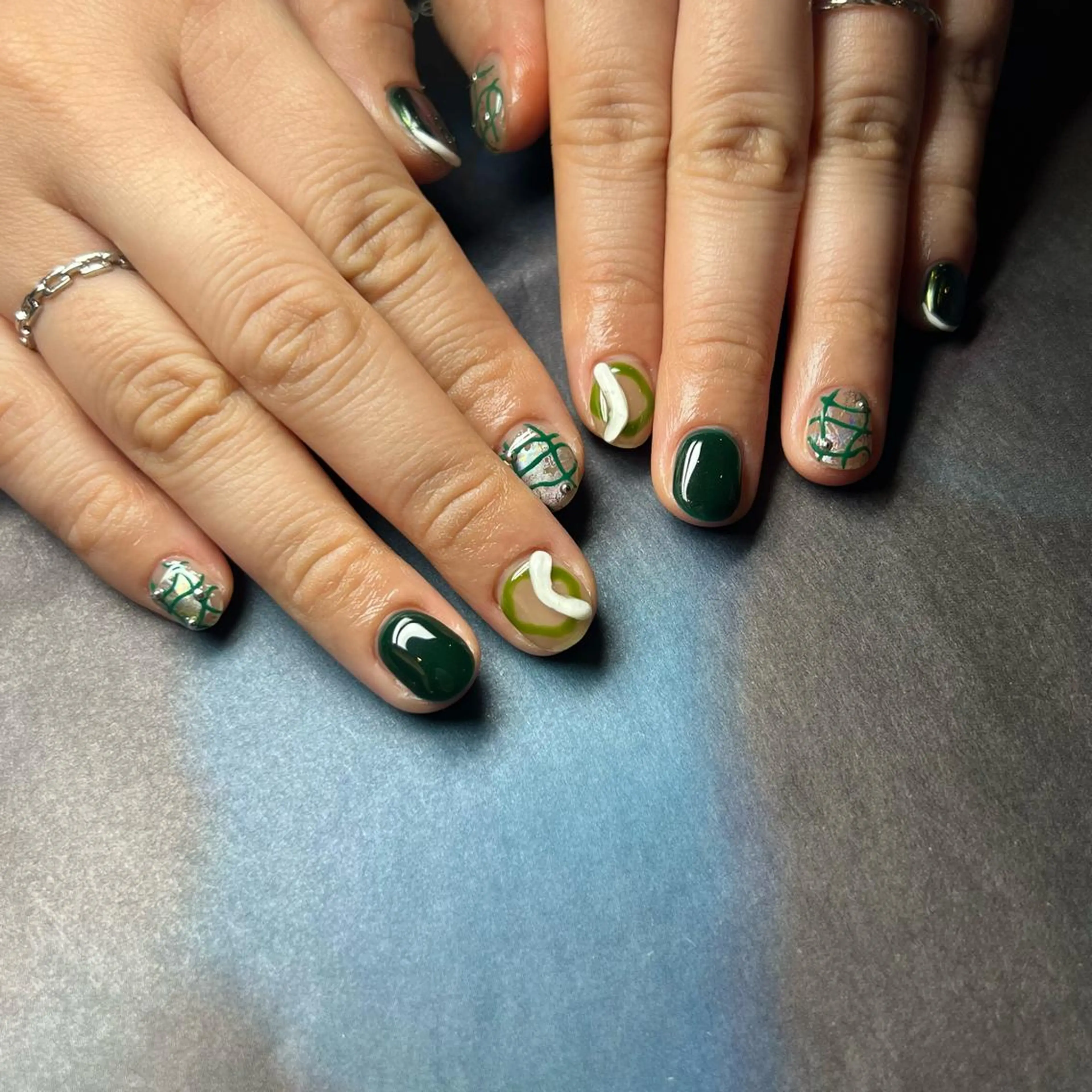 ネイル グリーン ニュアンスネイル ハンドネイル 𝐫𝐚𝐢 𝐧𝐚𝐢𝐥のネイルデザイン