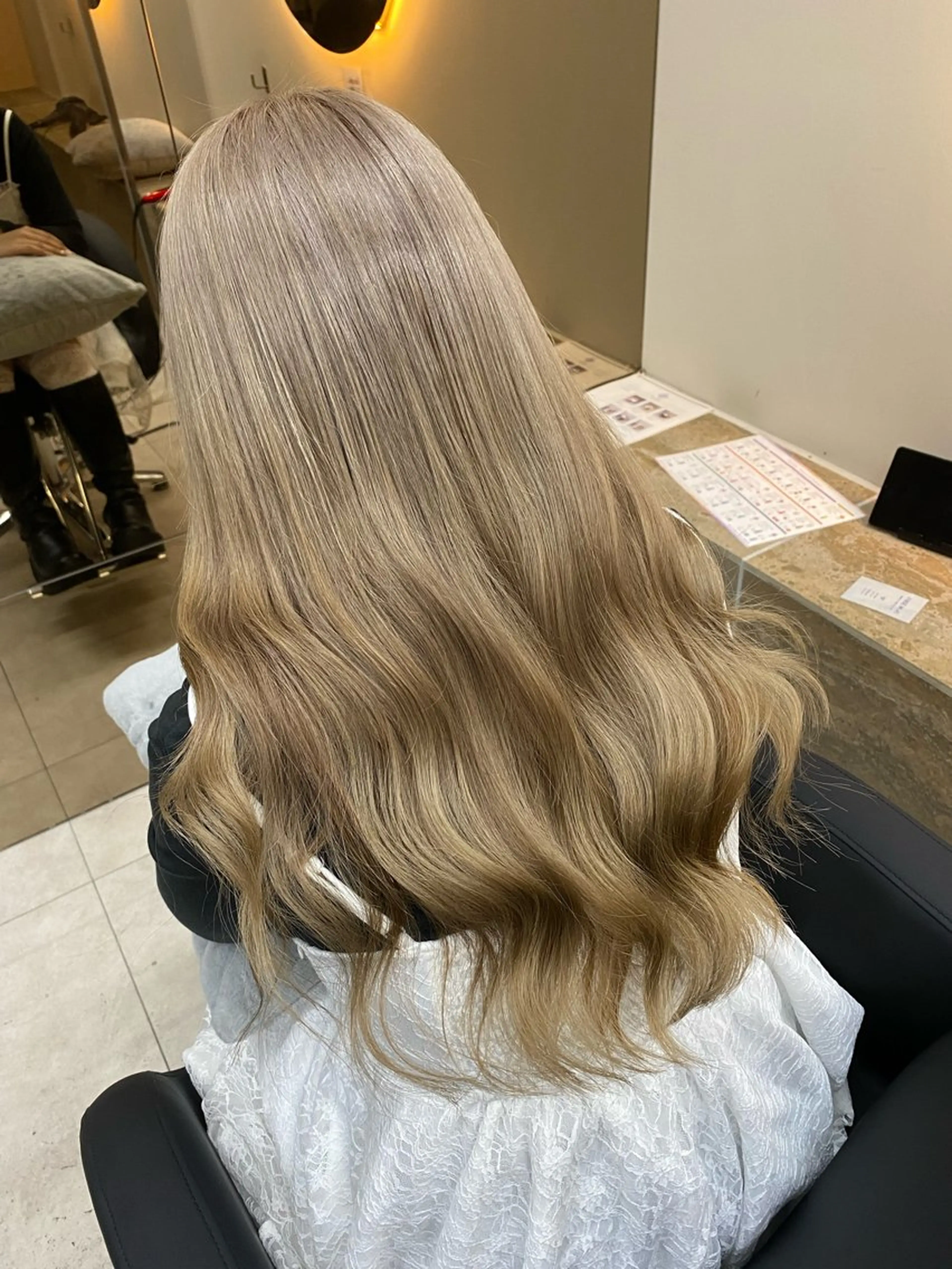 ロング カラー ベージュカラー ブリーチ ミルクティーベージュ ヘアカラー 「似合わせ/髪質改善 《ワタル》」のヘアスタイル