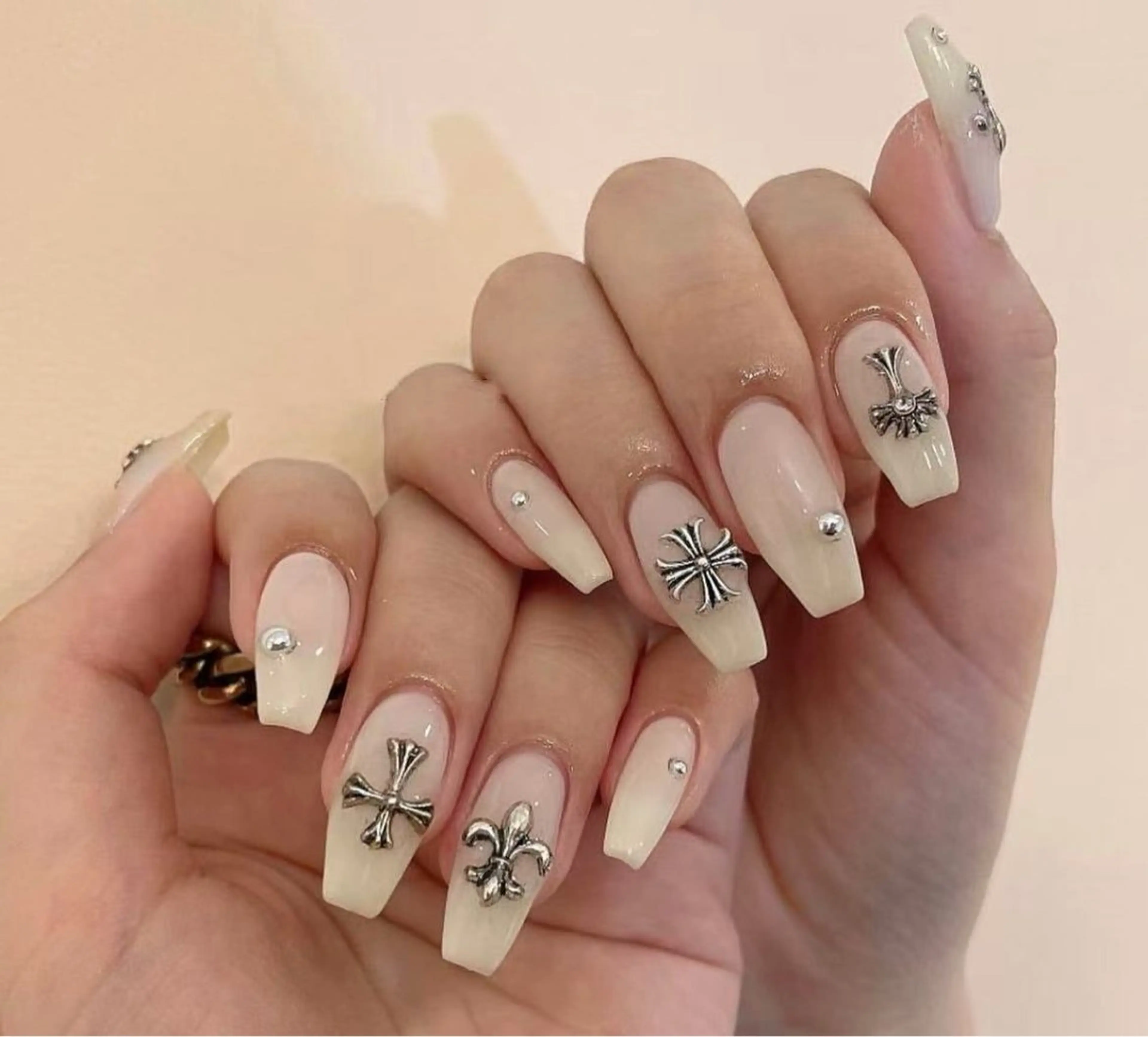 ネイル オーロラネイル 長さ出し フレンチネイル ガーリー キラキラネイル RIn 🎀のネイルデザイン