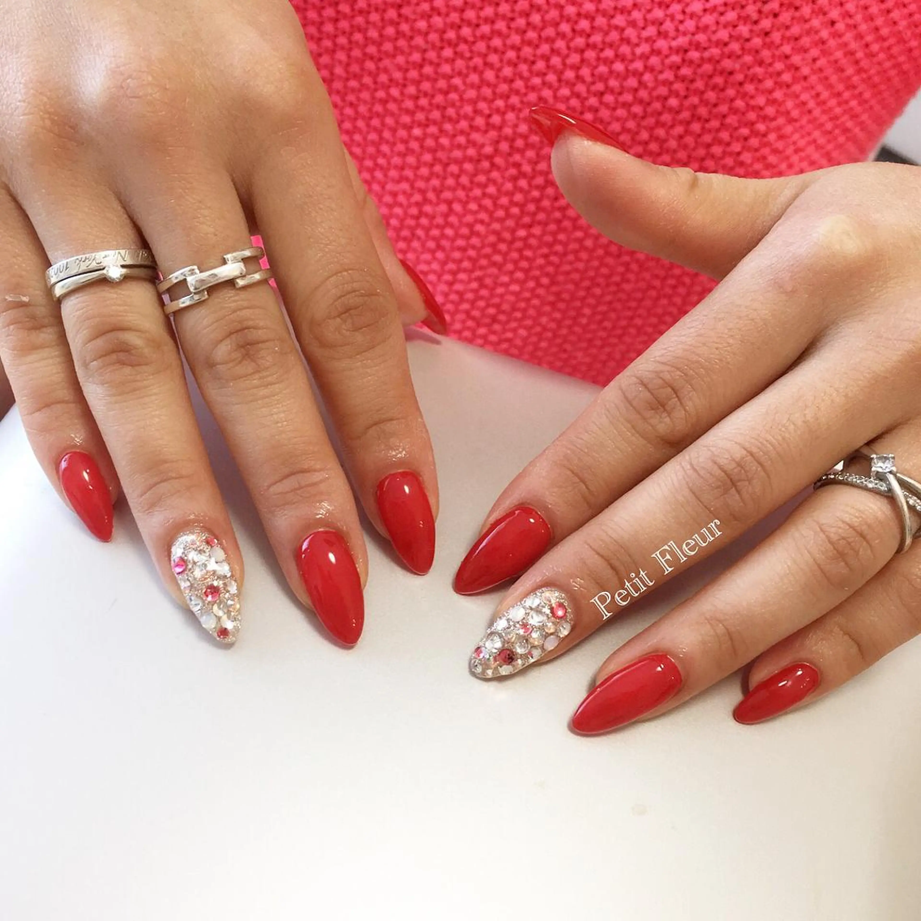 ネイル ワンカラーネイル 赤色 Petit Fleur所属・青柳 亜梨奈のマツエク・マツパデザイン