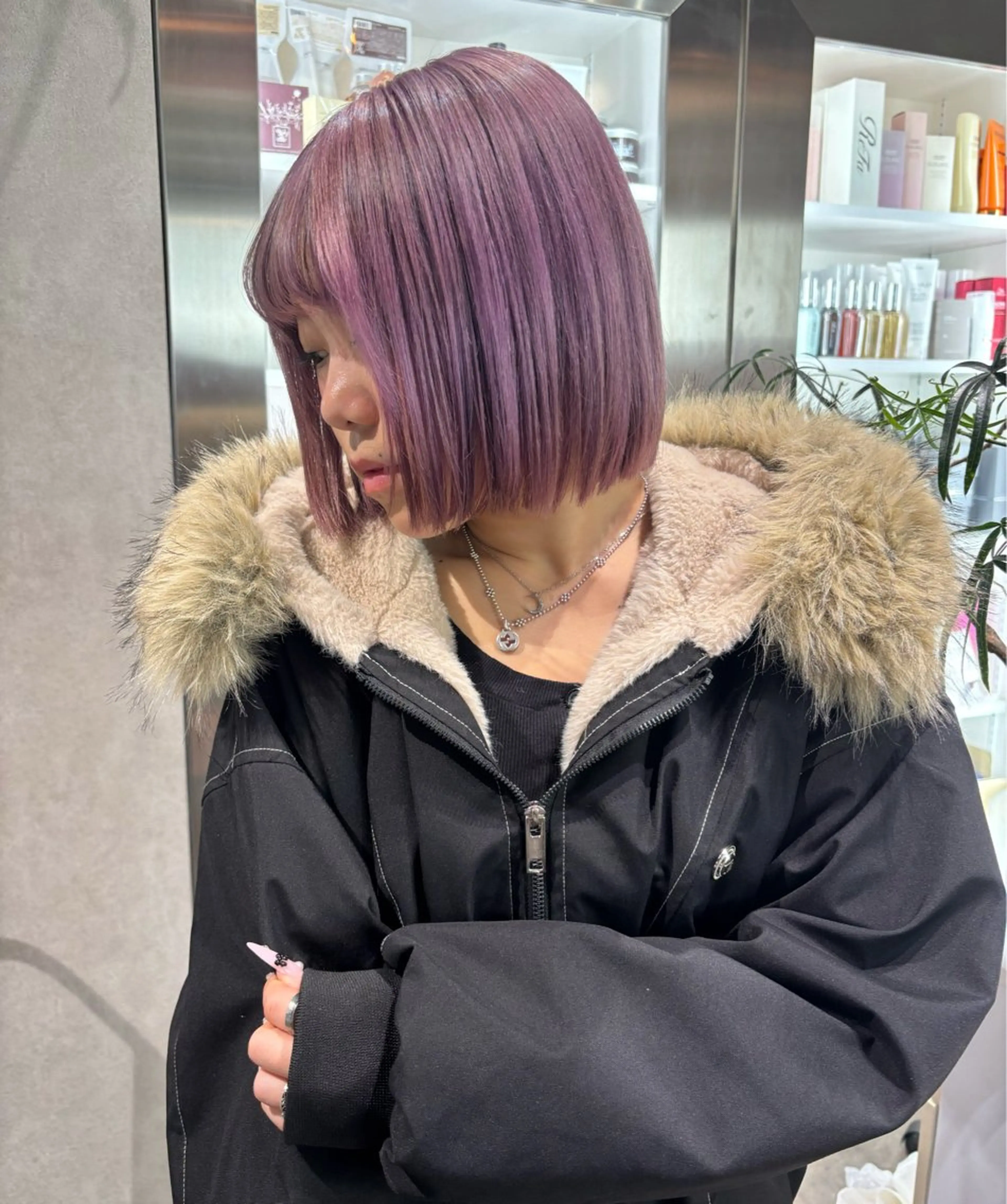 ミディアム 切りっぱなしボブ パープルカラー ボブ くせ毛 顔まわりレイヤー ヘアカラー iona/ハイトーン /ネイルのネイルデザイン