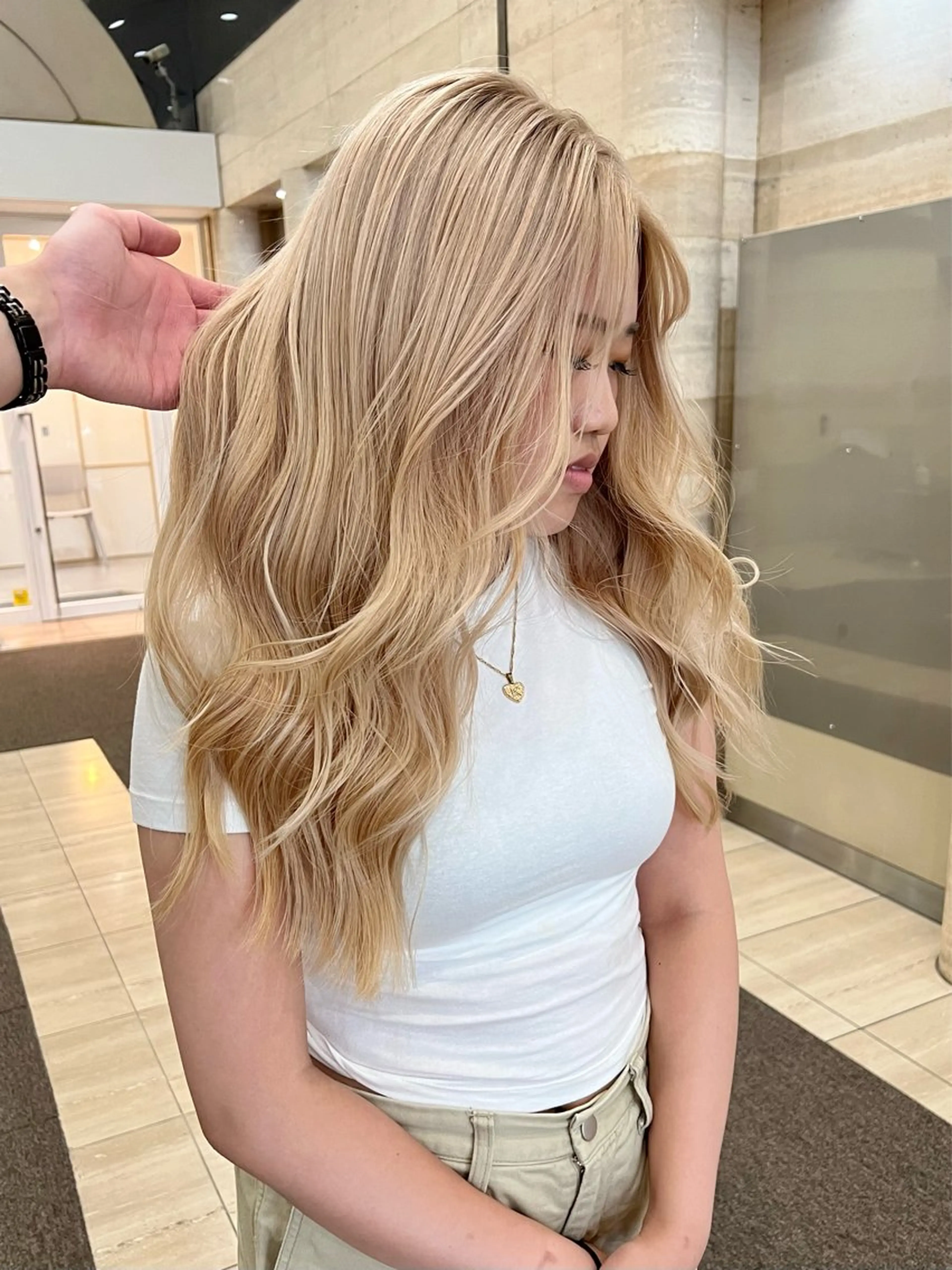 ロング カラー バレイヤージュ ブリーチ ケアブリーチ ハイトーンカラー 外国人風カラー Via officialのヘアスタイル