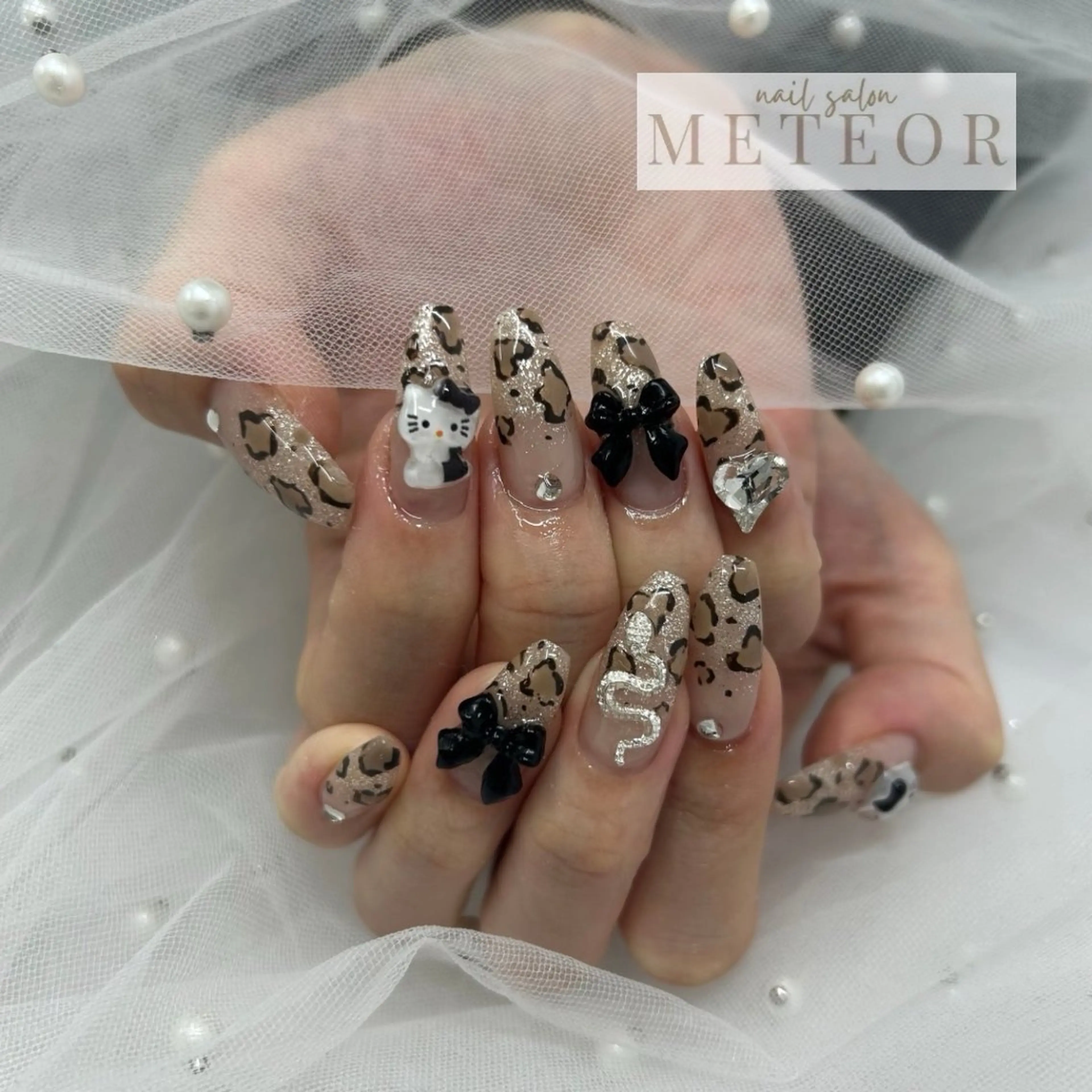 ネイル アニマル柄 フラッシュネイル グラデーション キラキラネイル ロングネイル ハンドネイル nailsalon meteor所属・METEOR💫 staffのネイルデザイン