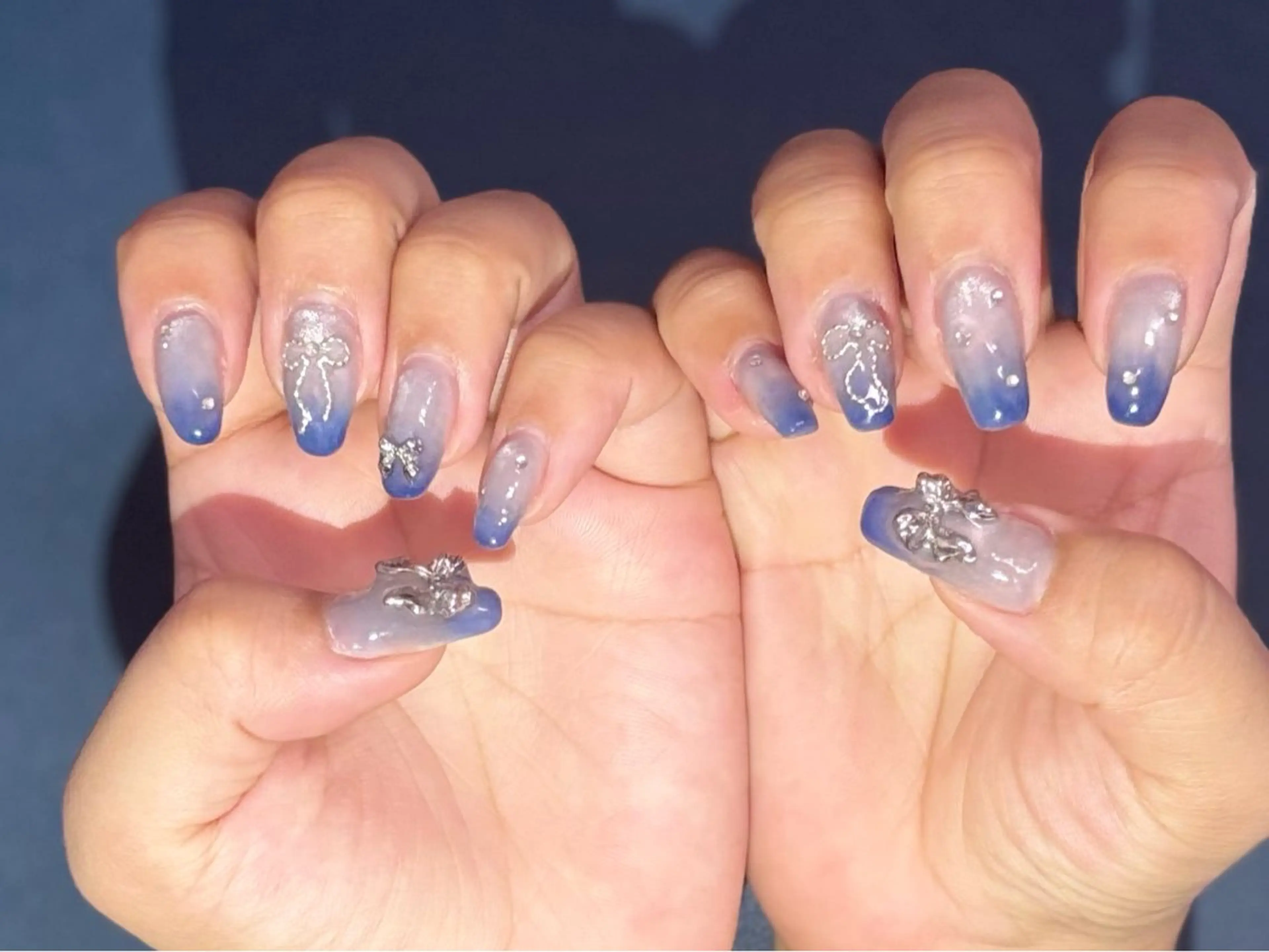 ネイル ブルー リボン 秋山 香穂のネイルデザイン