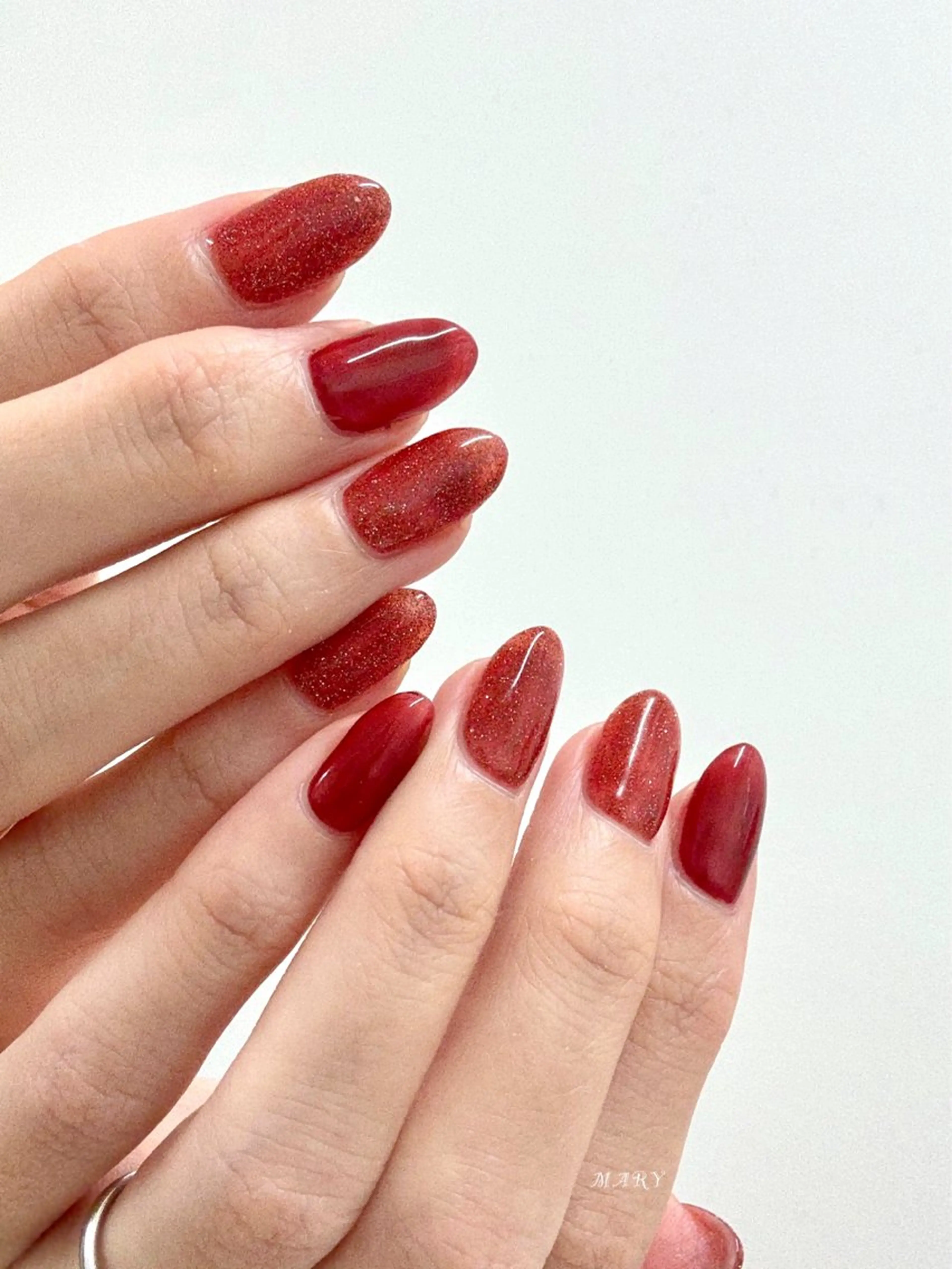 ネイル フラッシュネイル ニュアンスネイル ワンカラーネイル 赤色 冬ネイル ハンドネイル Mary nail所属・Mary nail .narumiのネイルデザイン