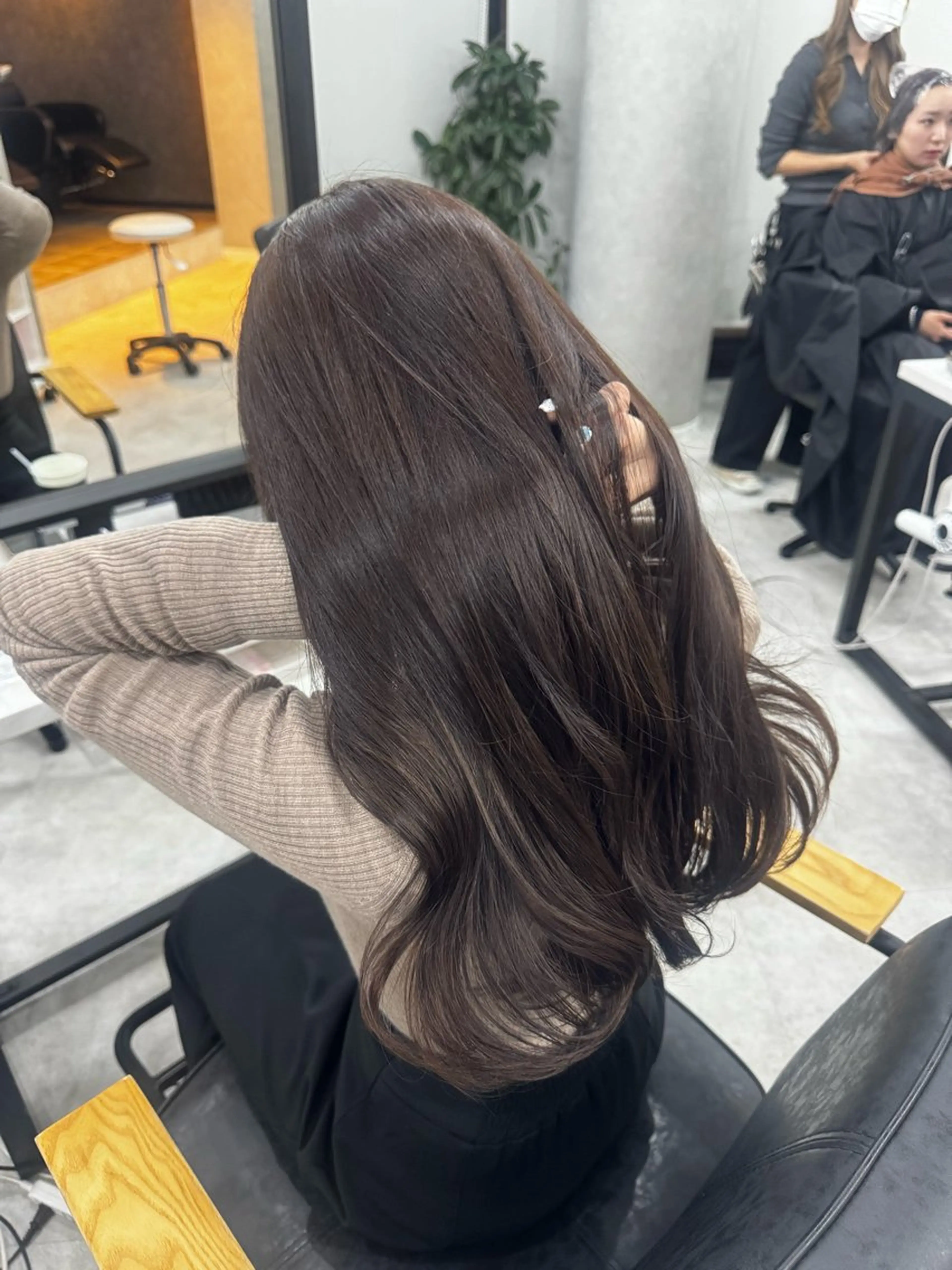 ロング カラー ベージュカラー ブリーチ ブラウンカラー ショコラブラウン ショコラグレージュ カット ヘアカラー トリートメント 赤み無し柔らかカラー 【梅田】madokaのヘアスタイル