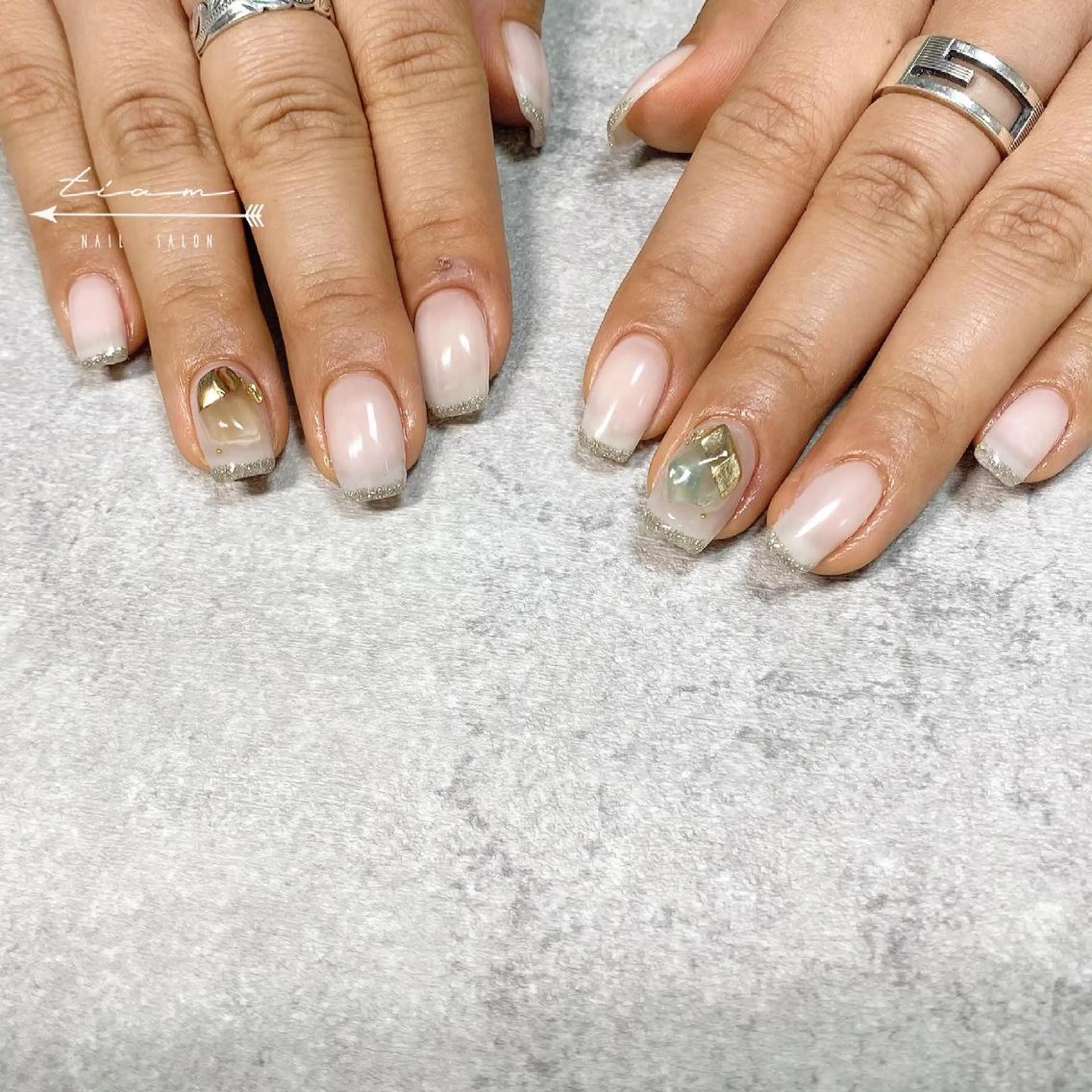 ネイル アートネイル フラッシュネイル フレンチネイル 卒業式 ラメ(グリッター) 𝑡𝑖𝑎𝑚𓂃 きむらゆきののネイルデザイン