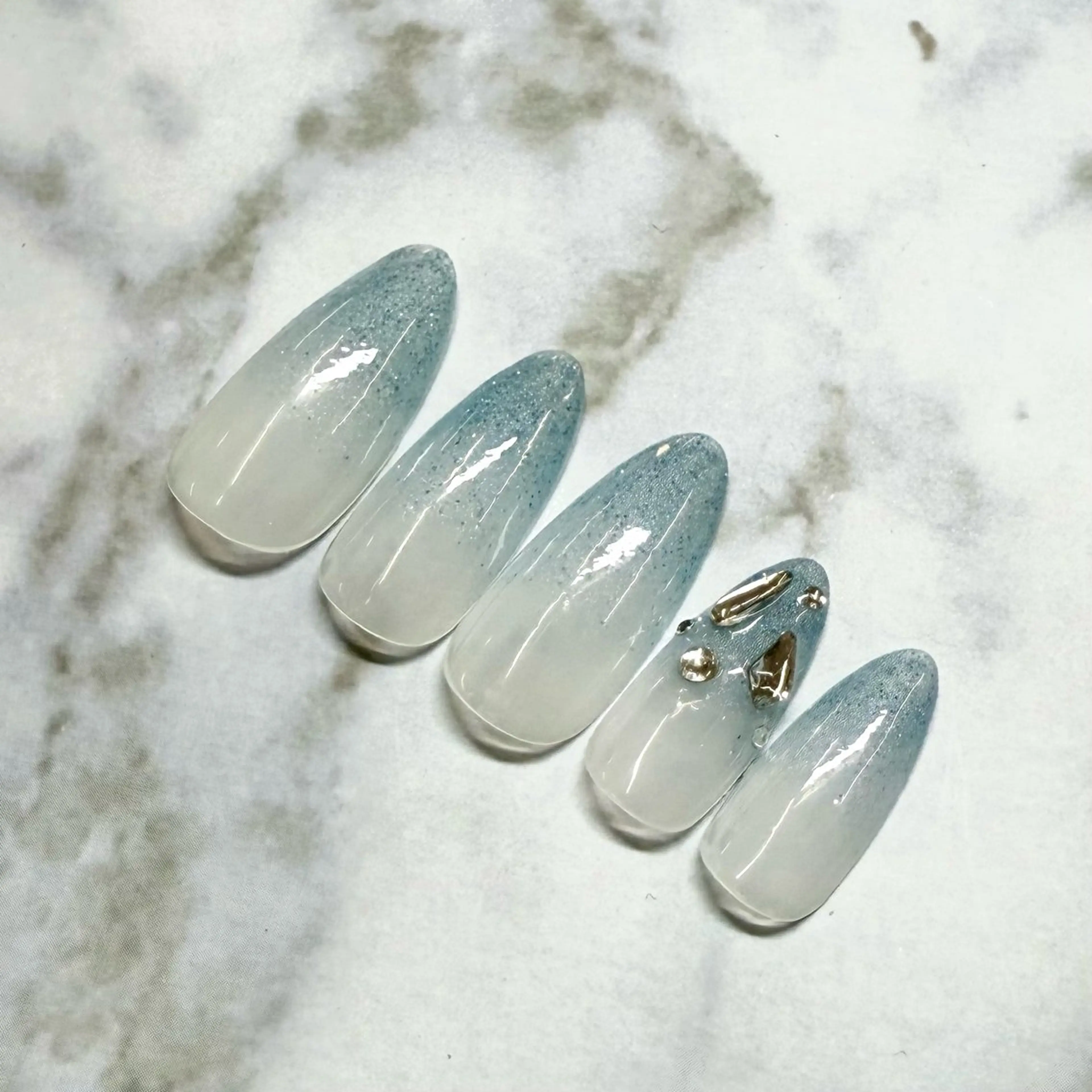 ネイル ブルー ホワイト ハンドネイル Amie NAILのネイルデザイン