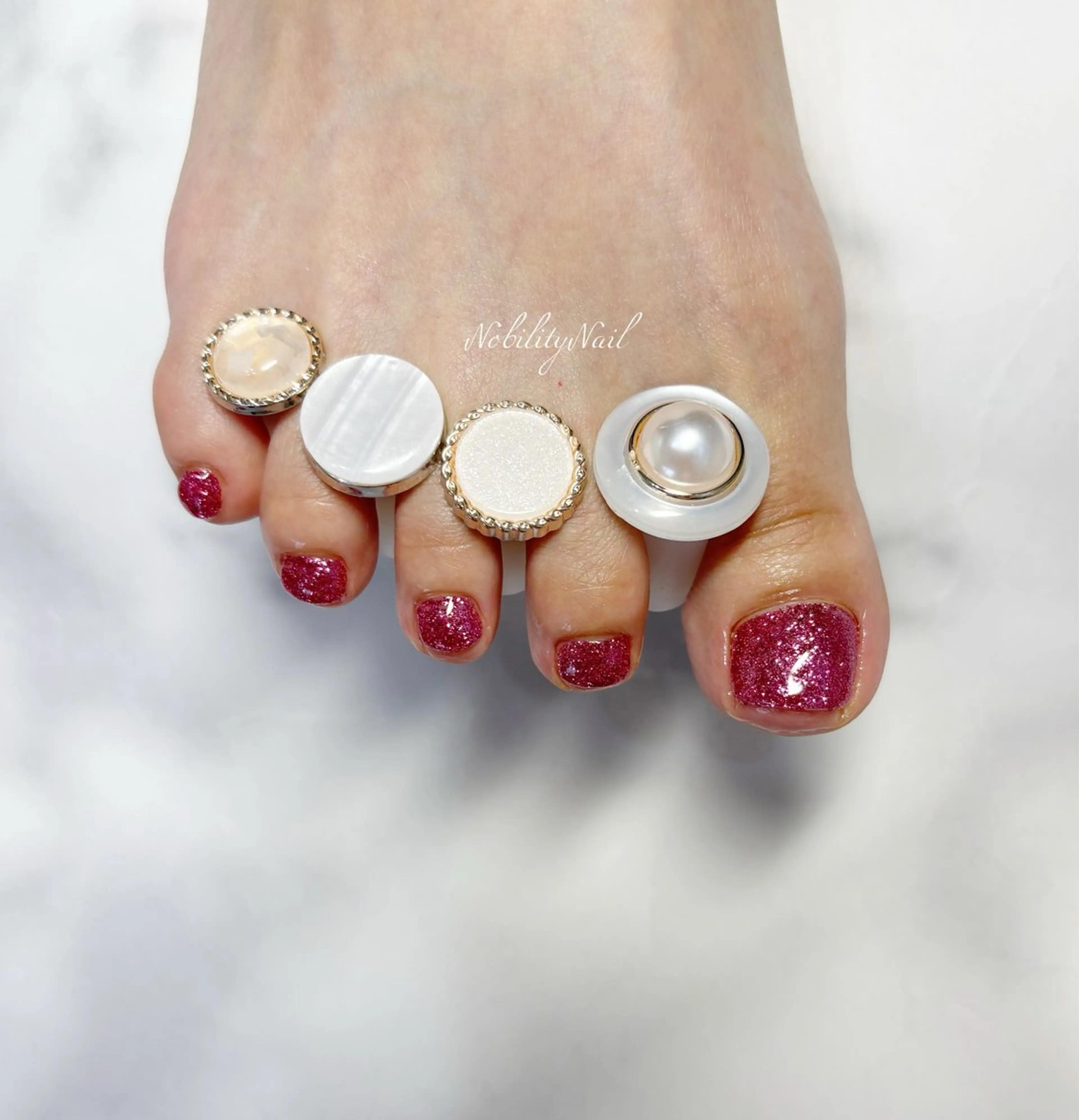 ネイル フットネイル ジェルネイル ラメ(グリッター) ピンク フットネイル ネイルサロンNobilityNail所属・風口 麻由子のネイルデザイン