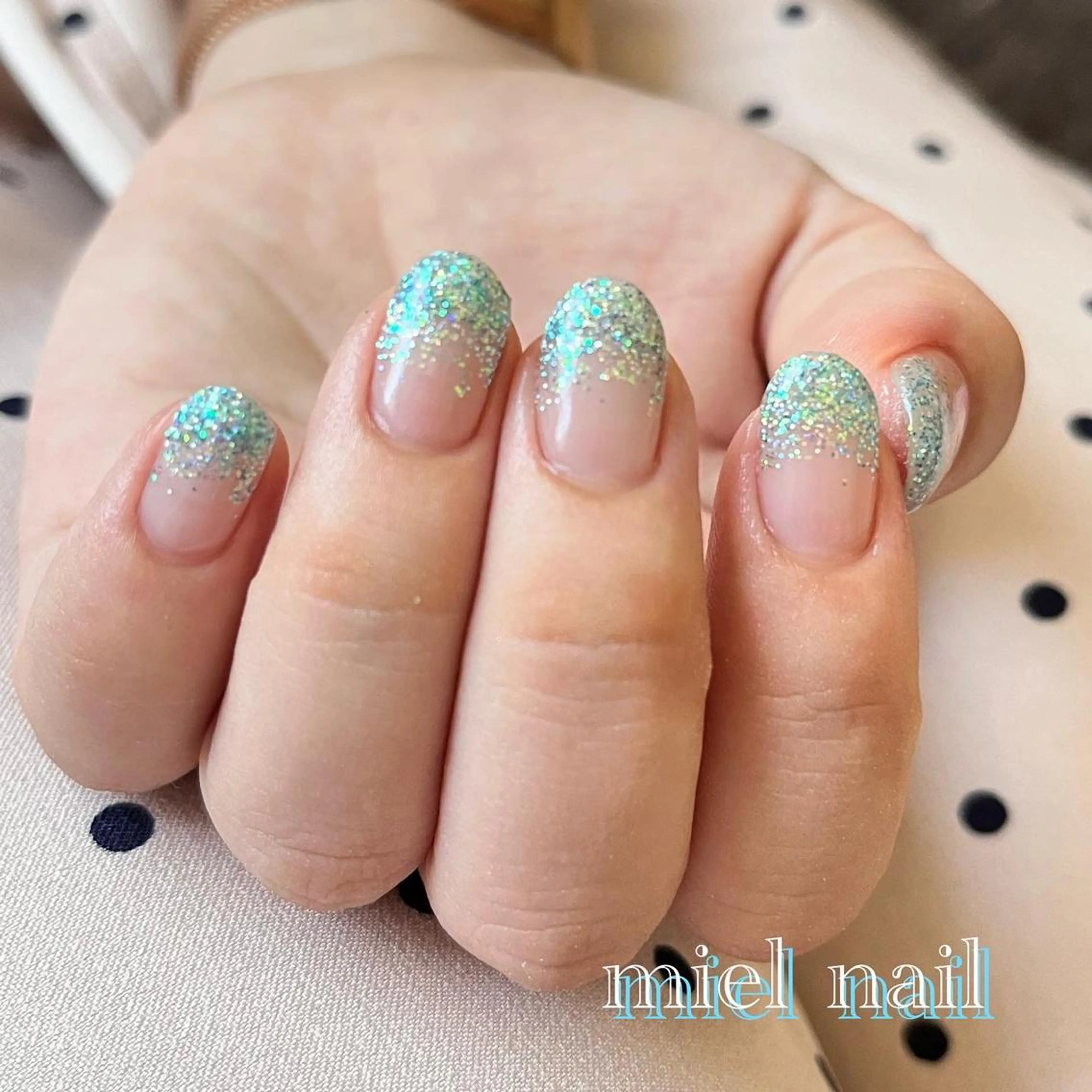 ネイル ブルー グラデーション ラメ(グリッター) ラメグラデーション シンプルネイル ハンドネイル miel nailのネイルデザイン
