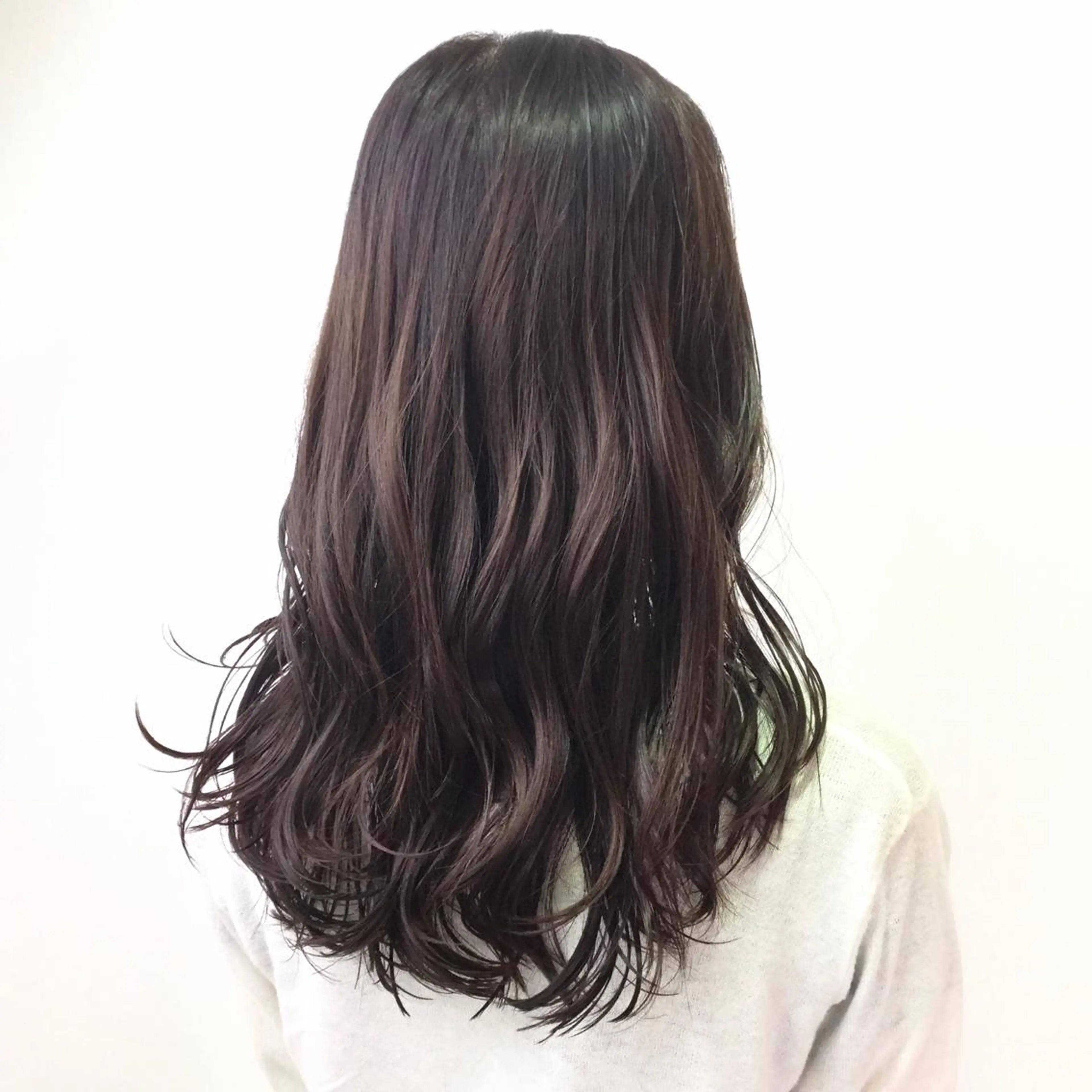 ロング カラー イルミナカラー ベージュ/インナー カラー🤍Rieのヘアスタイル