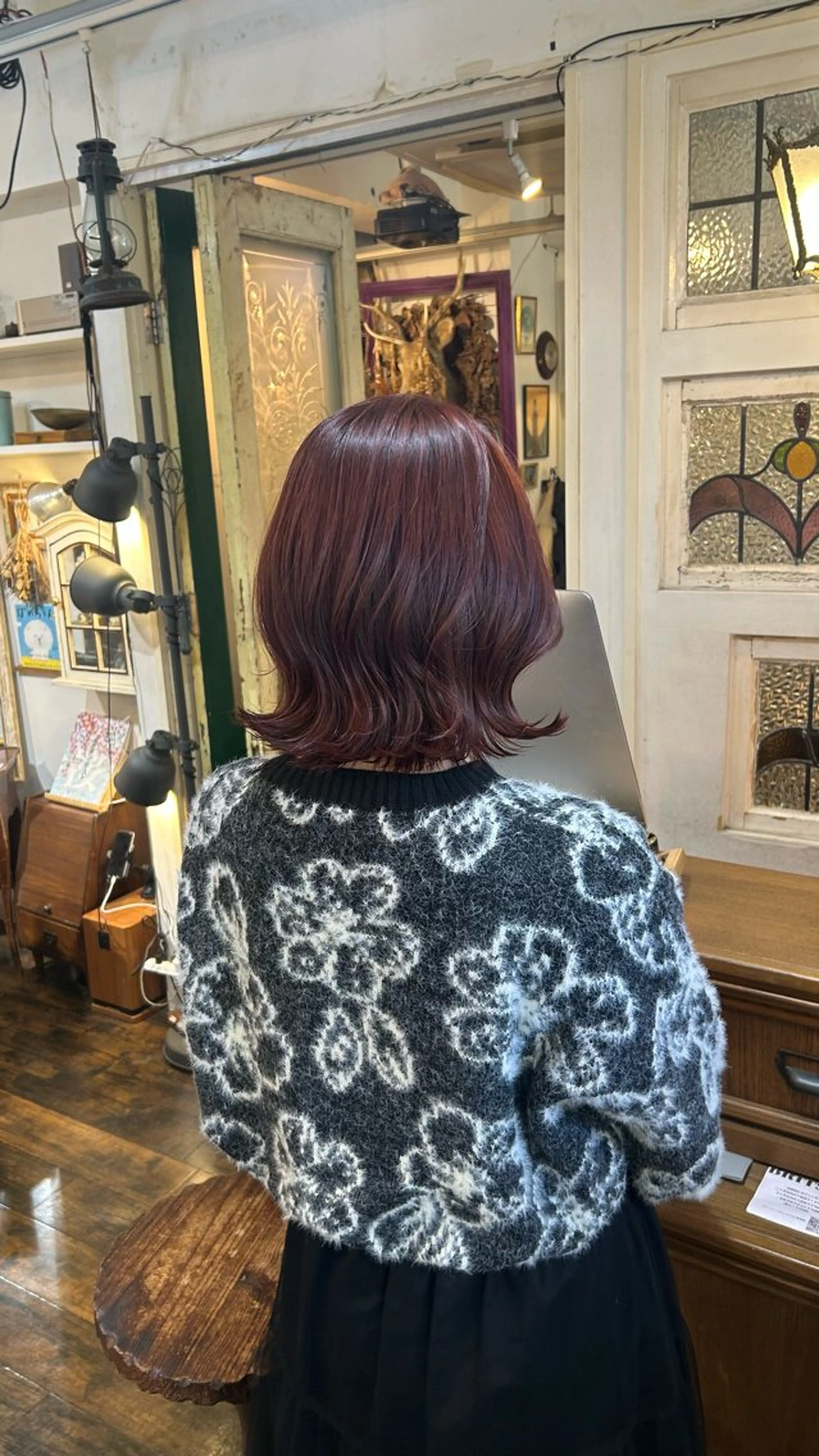 ショート カラー ブリーチ ボルドーカラー ヘアカラー BRITS 渡辺 菜々子のヘアスタイル