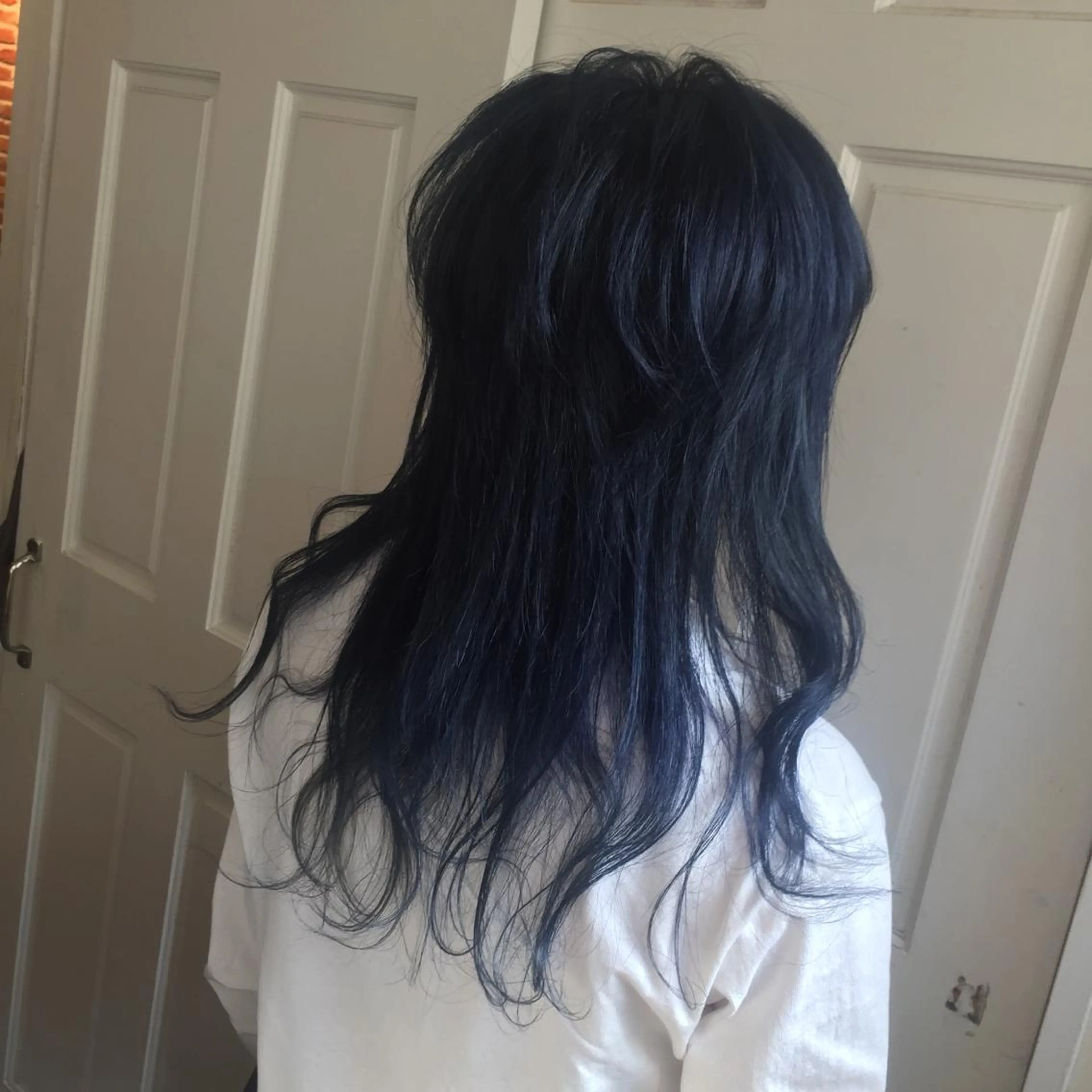 セミロング カラー ネイビーカラー ウルフカット ホワイト&レイヤーカ ットエクステ長畠俊輔のヘアスタイル