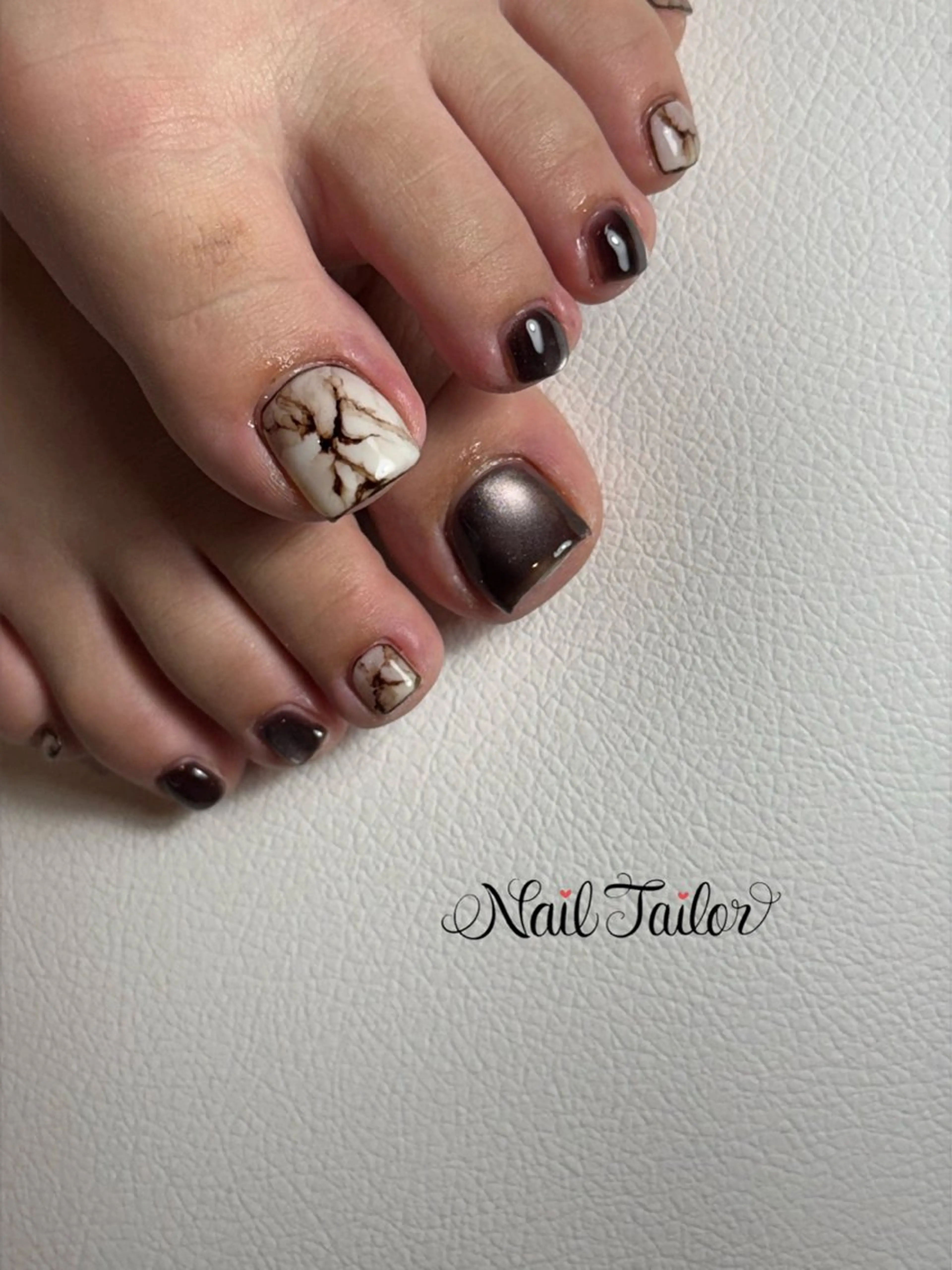 ネイル ブラウン フットネイル マグネットネイル ニュアンスネイル フットネイル 〜Nail Tailor〜　ネイルテイラー所属・NailTailor ネイルテイラーのネイルデザイン